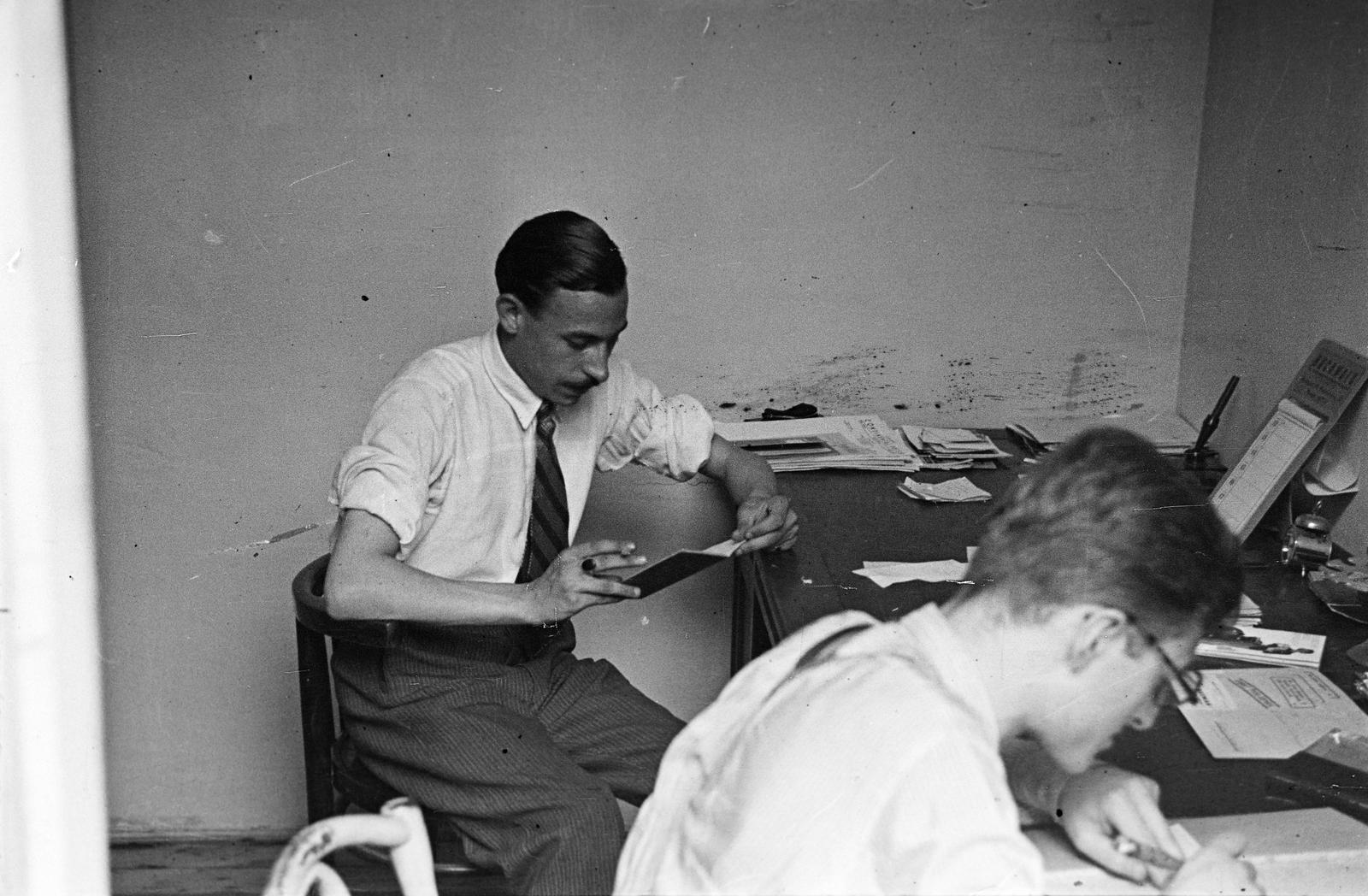 1939, Inkey Tibor, rolled up sleeves, reading, Fortepan #306251