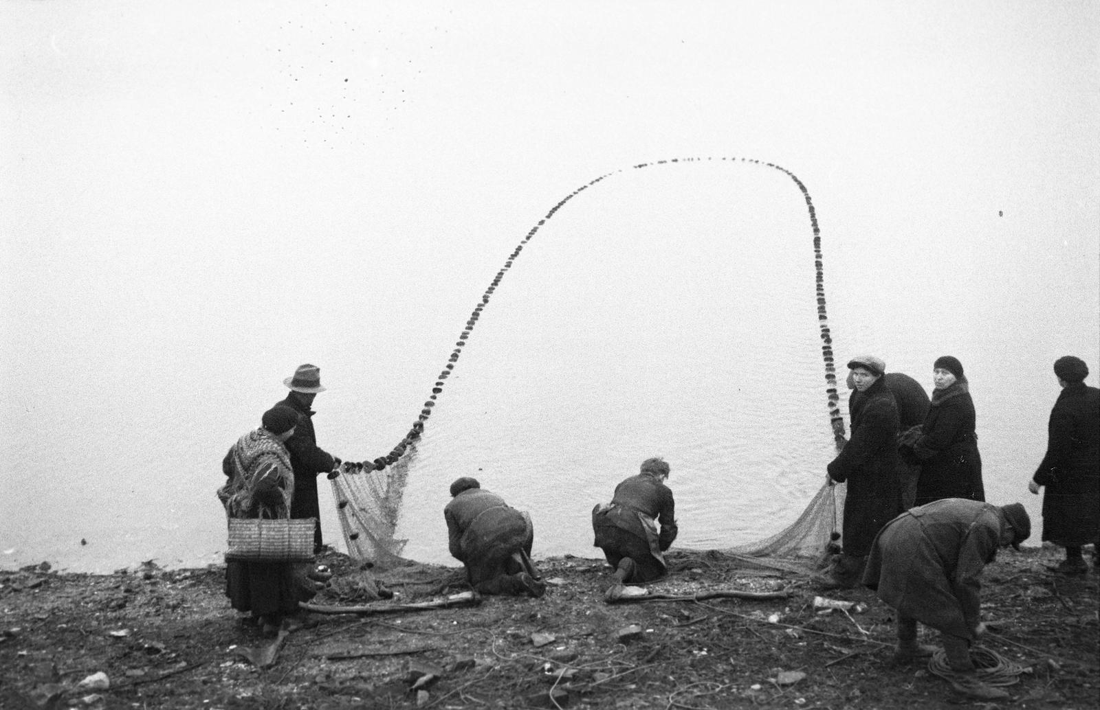 Magyarország, Budapest XI., halászok a Lágymányosi-tó partján., 1940, Inkey Tibor, halászháló, Budapest, Fortepan #306253