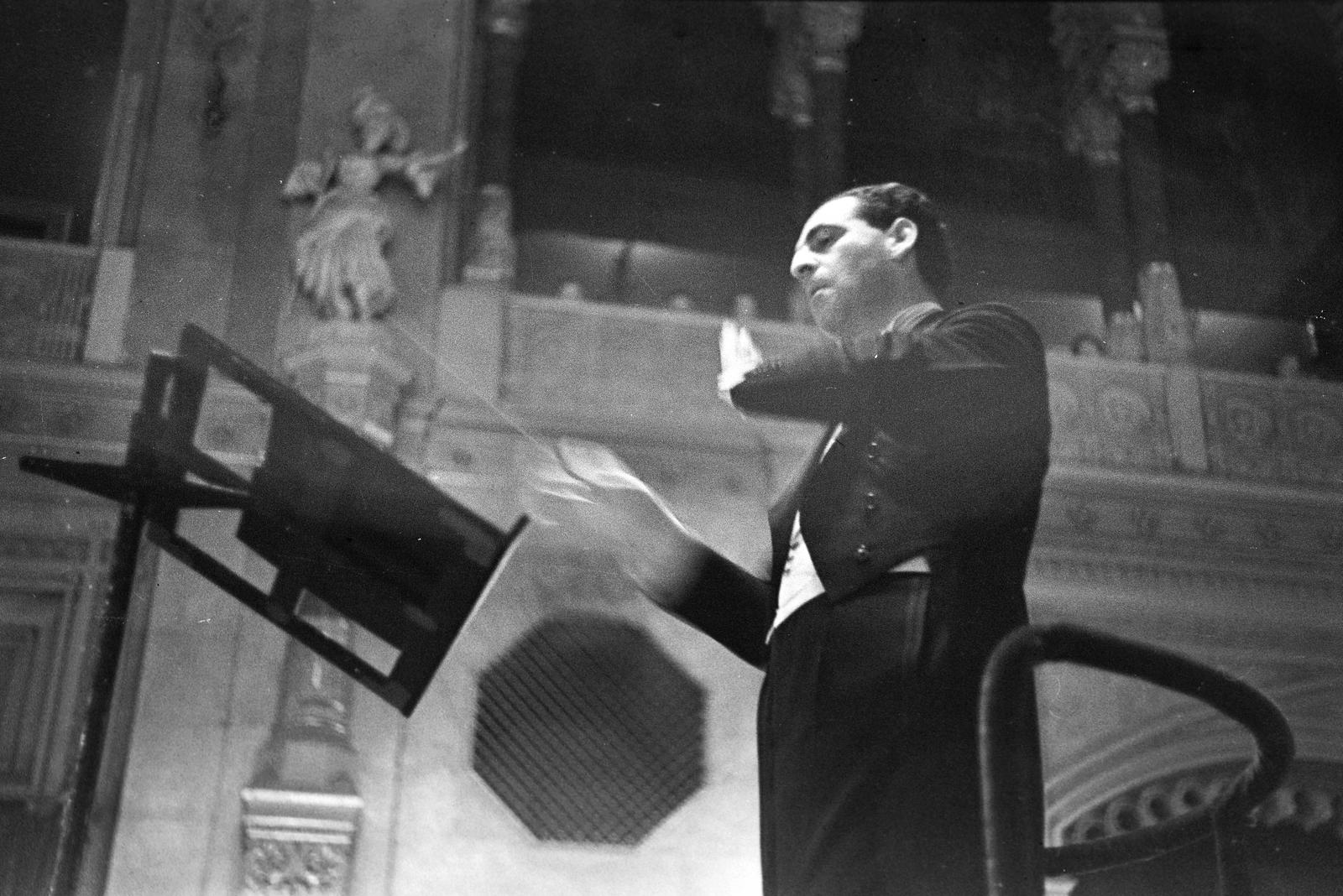 Magyarország, Budapest VI., Zeneakadémia, Nagyterem. Constantin C. Nottara karmester., 1937, Inkey Tibor, karmester, alulnézet, Budapest, Fortepan #306266