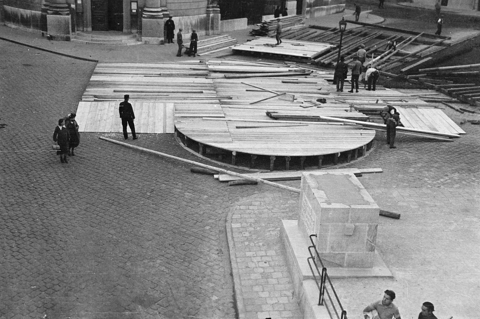 Hungary, Budapest I., Bécsi kapu tér a Budavári Evangélikus templom előtt. A főemelvény ácsolása, Ohmann Béla alkotásának, a Budavár visszavételének emlékműve avatási ünnepségére., 1936, Inkey Tibor, Budapest, Fortepan #306270