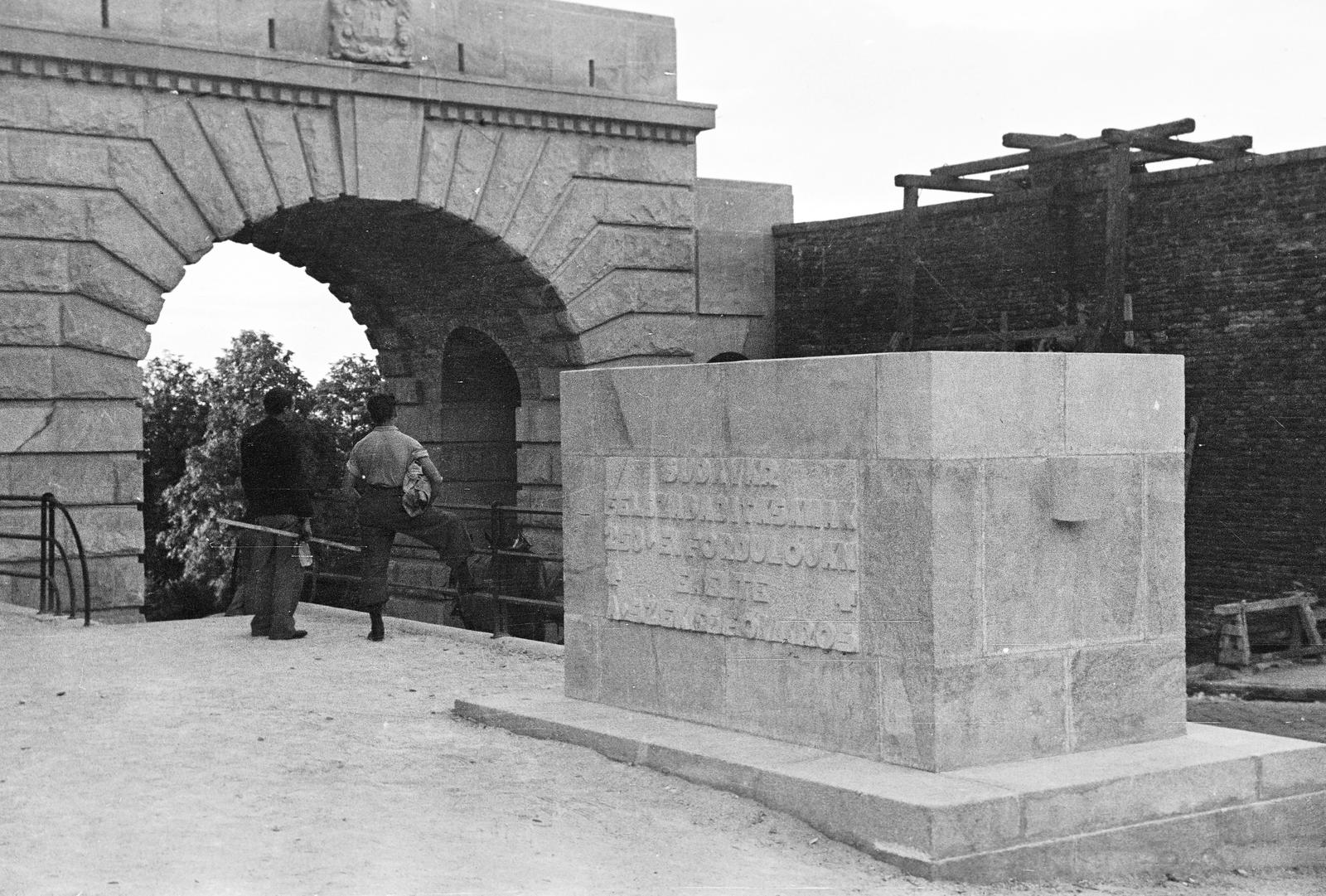 Hungary, Budapest I., Bécsi kapu tér. Ohmann Béla alkotásának, a Budavár visszavételének emlékműve talapzata. A felvétel az avatási ünnepsége előtt készült, háttérben a Bécsi kapu., 1936, Inkey Tibor, Budapest, Fortepan #306271
