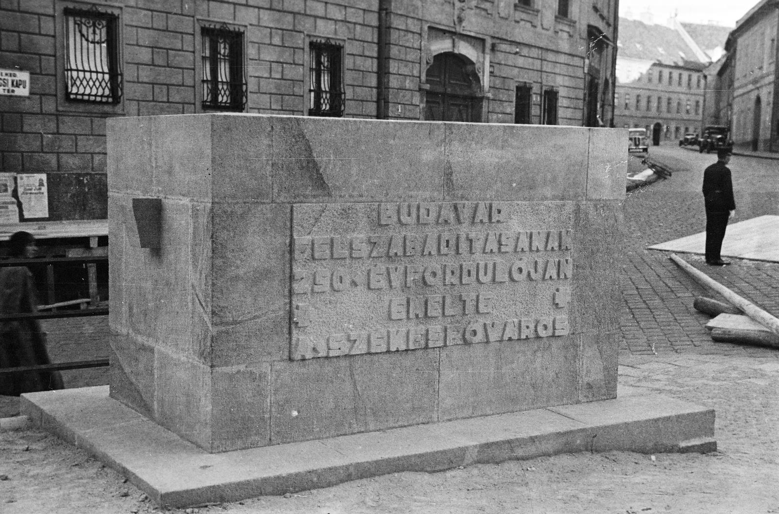 Magyarország, budai Vár, Budapest I., Bécsi kapu tér. Ohmann Béla alkotásának, a Budavár visszavételének emlékműve talapzata. A felvétel az avatási ünnepsége előtt készült, jobbra háttérben a Táncsics Mihály (Verbőczy) utca., 1936, Inkey Tibor, műemlék, felirat, Budapest, Fortepan #306272