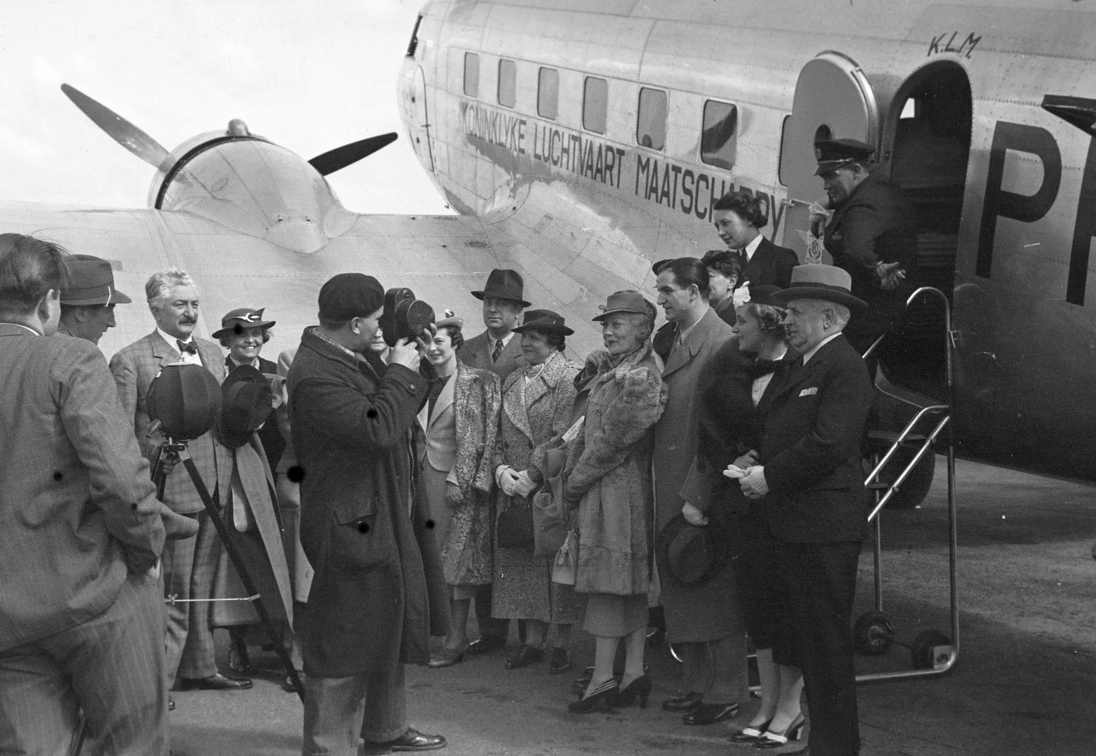 1936, Inkey Tibor, filmkamera, sajtófotó, Douglas-márka, filmforgatás, reptéri lépcső, repülőgép, holland felirat, KLM légitársaság, Douglas DC-2, operatőr, Fortepan #306278
