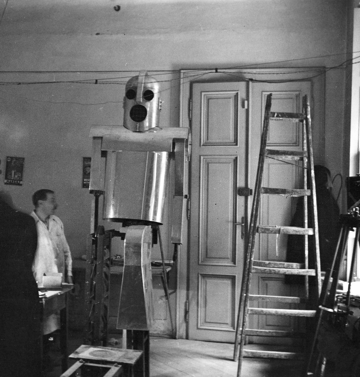 Hungary, Bortnyik Sándor és Zelenka László működő szobra a Gépember. A Budapesti Nemzetközi Vásáron került kiállításra., 1937, Inkey Tibor, Fortepan #306305