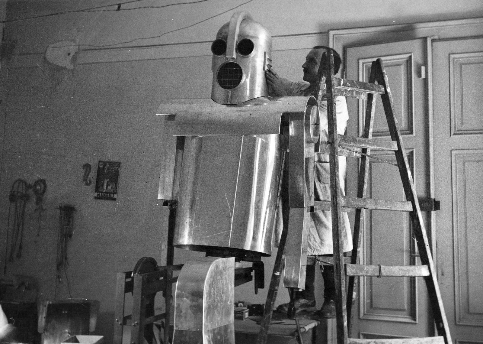 Hungary, Bortnyik Sándor és Zelenka László működő szobra a Gépember. A Budapesti Nemzetközi Vásáron került kiállításra., 1937, Inkey Tibor, Best of, sculptor, sculpture, ladder, Fortepan #306307
