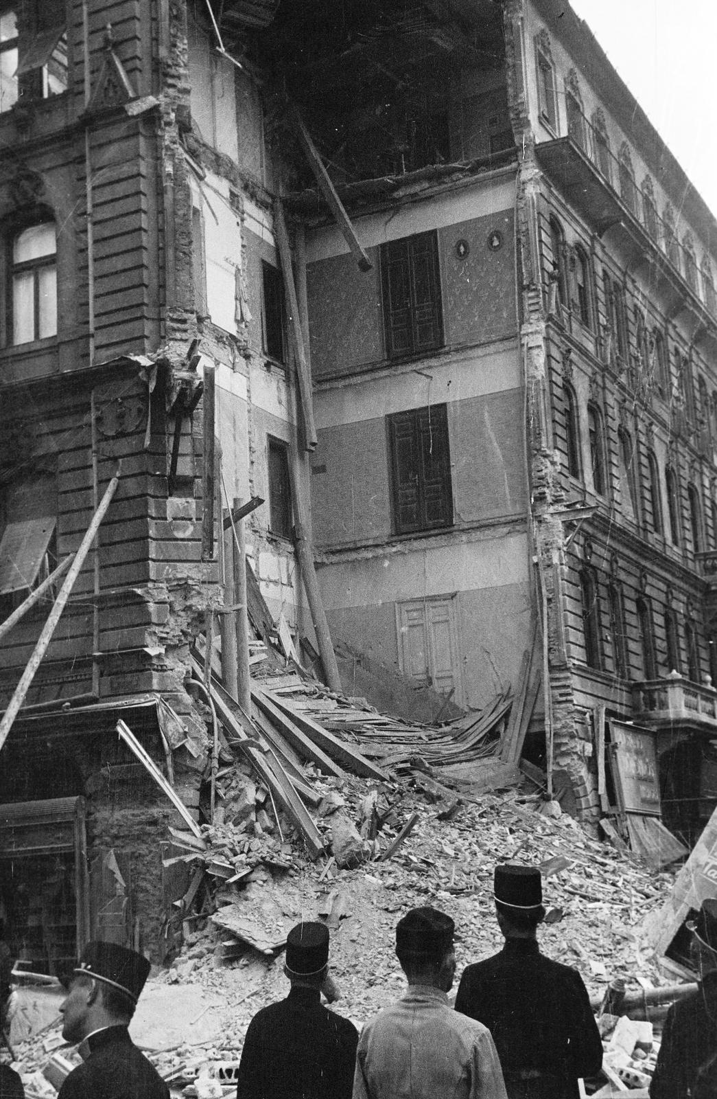 Hungary, Budapest VIII., Rákóczi út, a részben leomlott 73-as számú sarokház, balra a Berzsenyi utca, a felvétel 1936. július 23-án készült., 1936, Inkey Tibor, Budapest, Fortepan #306308