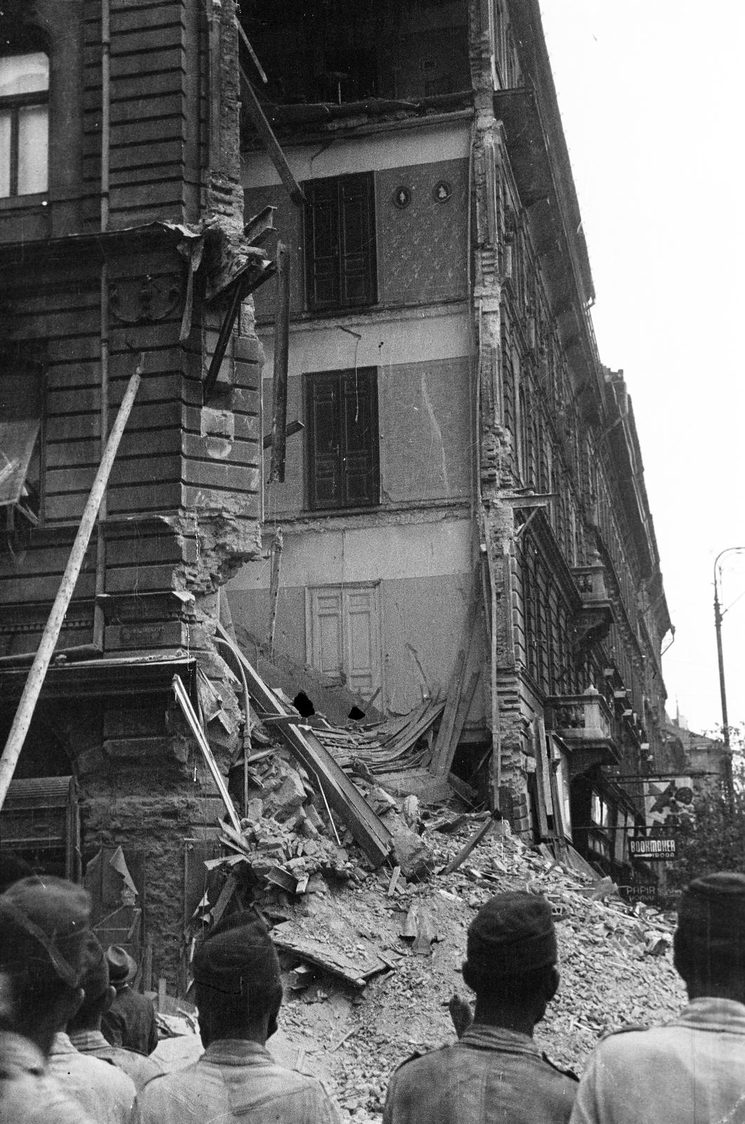 Magyarország, Budapest VIII., Rákóczi út, a részben leomlott 73-as számú sarokház, balra a Berzsenyi utca, a felvétel 1936. július 23-án készült., 1936, Inkey Tibor, épületbontás, Budapest, Fortepan #306309