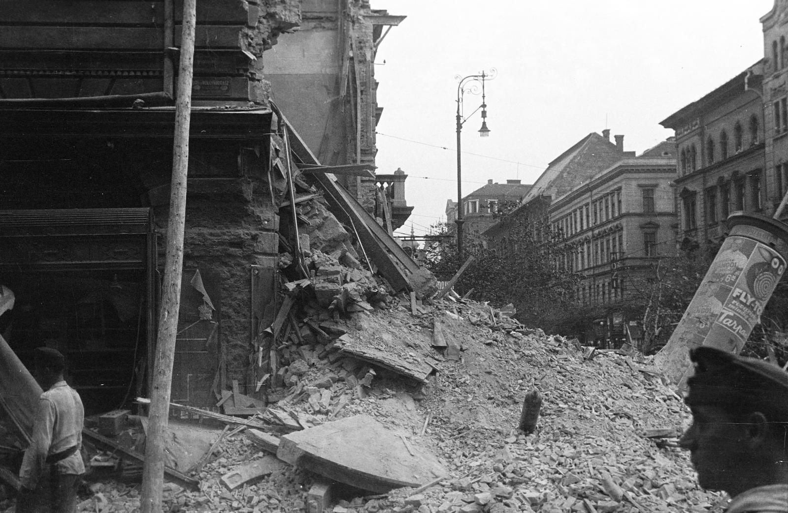 Magyarország, Budapest VIII.,Budapest VII., Rákóczi út, a részben leomlott 73-as számú sarokház, balra a Berzsenyi utca, jobbra a Huszár utca sarkán álló épületek láthatók. A felvétel 1936. július 23-án készült., 1936, Inkey Tibor, Budapest, Fortepan #306312