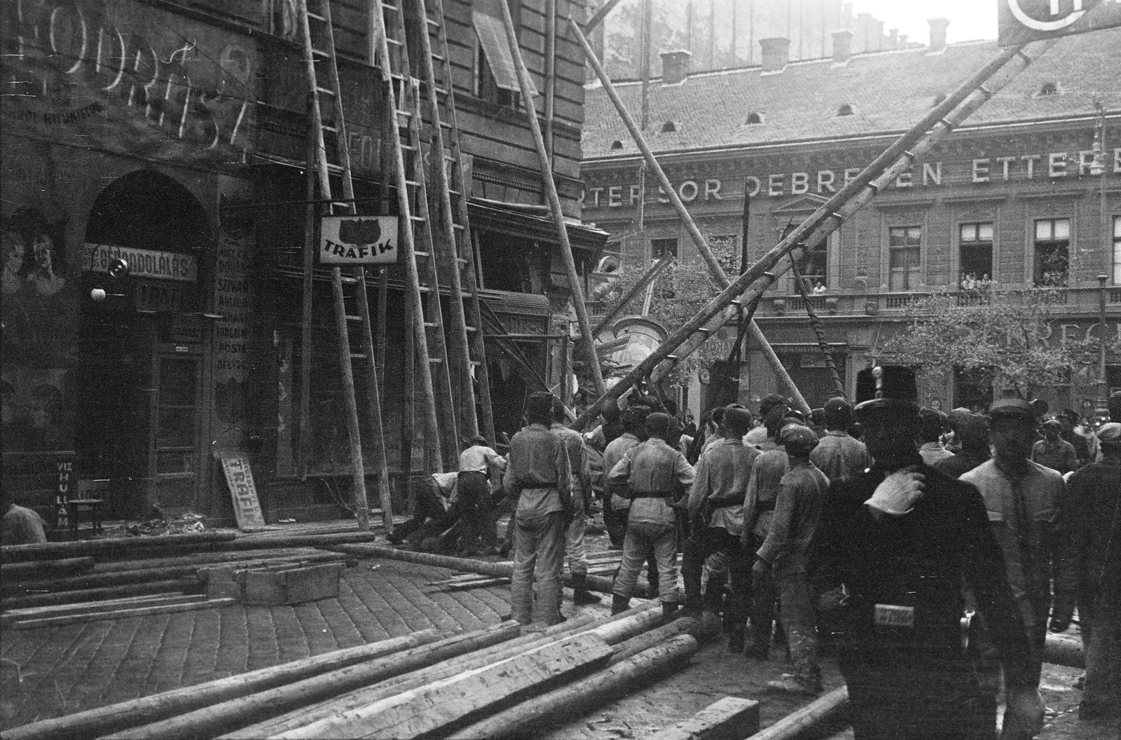 Hungary, Budapest VIII.,Budapest VII., Berzsenyi utca, utászok és tűzoltók végzik a mentési munkálatokat a részben leomlott Rákóczi út 73-as számú sarokháznál, jobbra a Rákóczi út 88-as számú épület. A felvétel 1936. július 23-án készült., 1936, Inkey Tibor, Budapest, Fortepan #306314