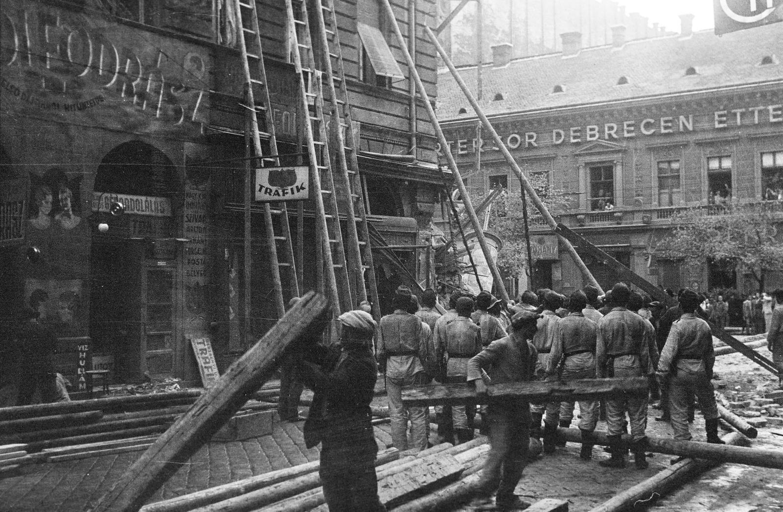 Hungary, Budapest VIII.,Budapest VII., Berzsenyi utca, utászok és tűzoltók végzik a mentési munkálatokat a részben leomlott Rákóczi út 73-as számú sarokháznál, jobbra a Rákóczi út 88-as számú épület. A felvétel 1936. július 23-án készült., 1936, Inkey Tibor, Budapest, Fortepan #306316