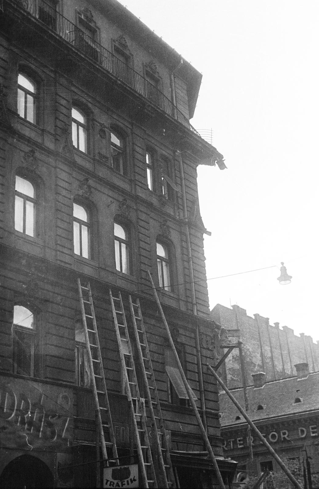 Hungary, Budapest VIII.,Budapest VII., Berzsenyi utca, mentési munkálatok a részben leomlott Rákóczi út 73-as számú sarokháznál, jobbra a Rákóczi út 88-as számú épület. A felvétel 1936. július 23-án készült., 1936, Inkey Tibor, demolition, Budapest, Fortepan #306317