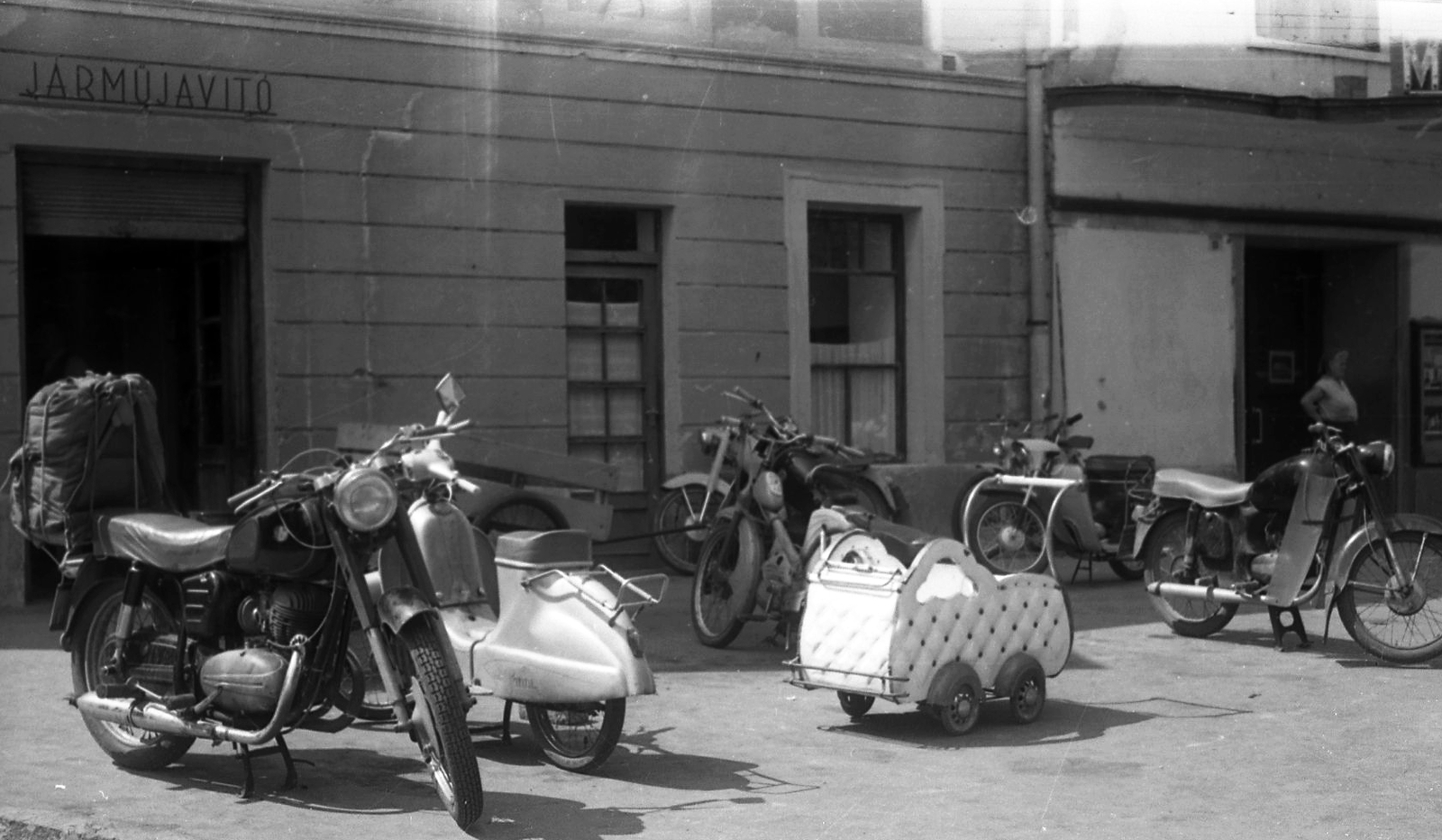 Hungary, Szentendre, Duna korzó (Somogyi-Bacsó part) a Görög utcánál, balra a Bóbics ház., 1967, Urbán Tamás, sign-board, motorcycle, baby carriage, scooter, Berva-brand, vehicle repair, Fortepan #30632