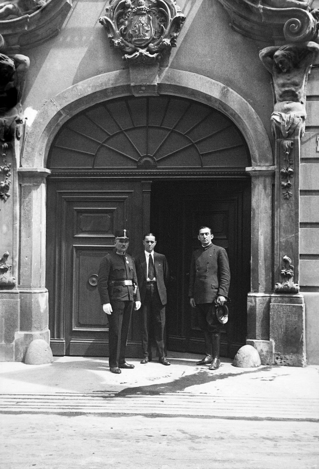 Magyarország, budai Vár, Budapest I., Táncsics Mihály (Verbőczy) utca 1., a felvétel a brit követség kapujánál készült., 1938, Inkey Tibor, kariatida, kapu, boltív, Budapest, Fortepan #306321