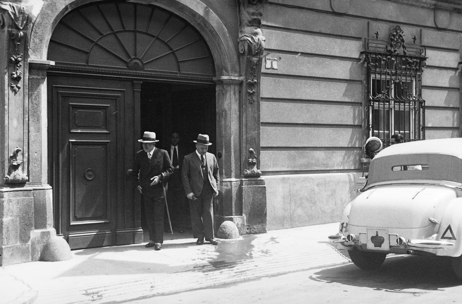 Magyarország, budai Vár, Budapest I., Táncsics Mihály (Verbőczy) utca 1., a felvétel a brit követség kapujánál készült., 1938, Inkey Tibor, Budapest, Fortepan #306323