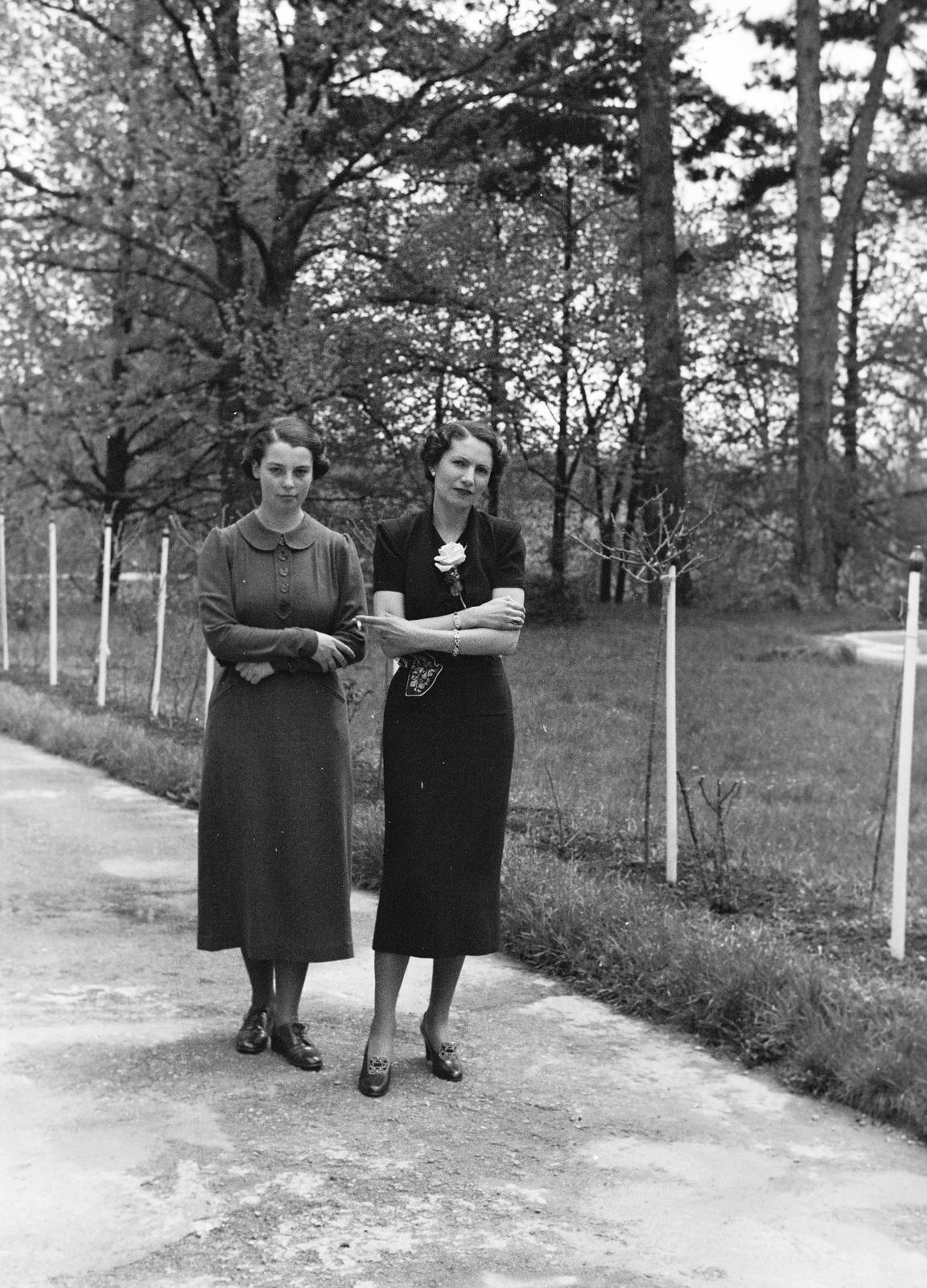 1939, Inkey Tibor, arms crossed over the chest, women, fabrics clothes, Fortepan #306336