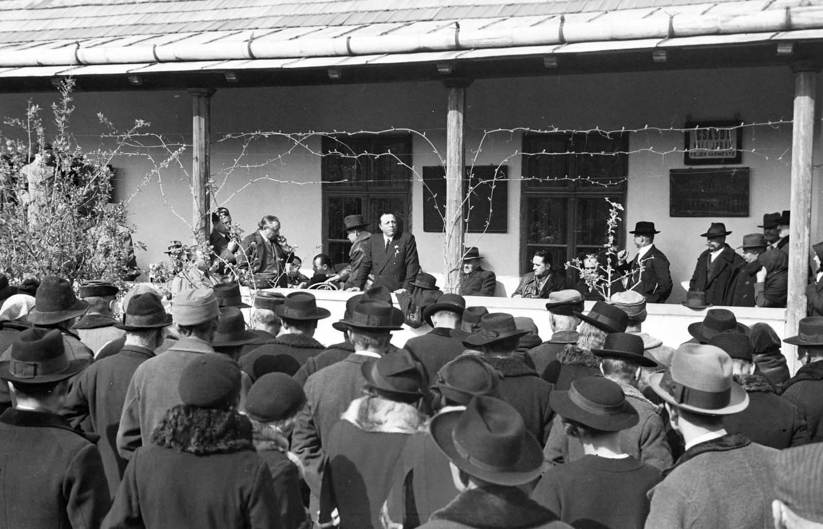 1939, Inkey Tibor, hat, waiting, men, Fortepan #306339