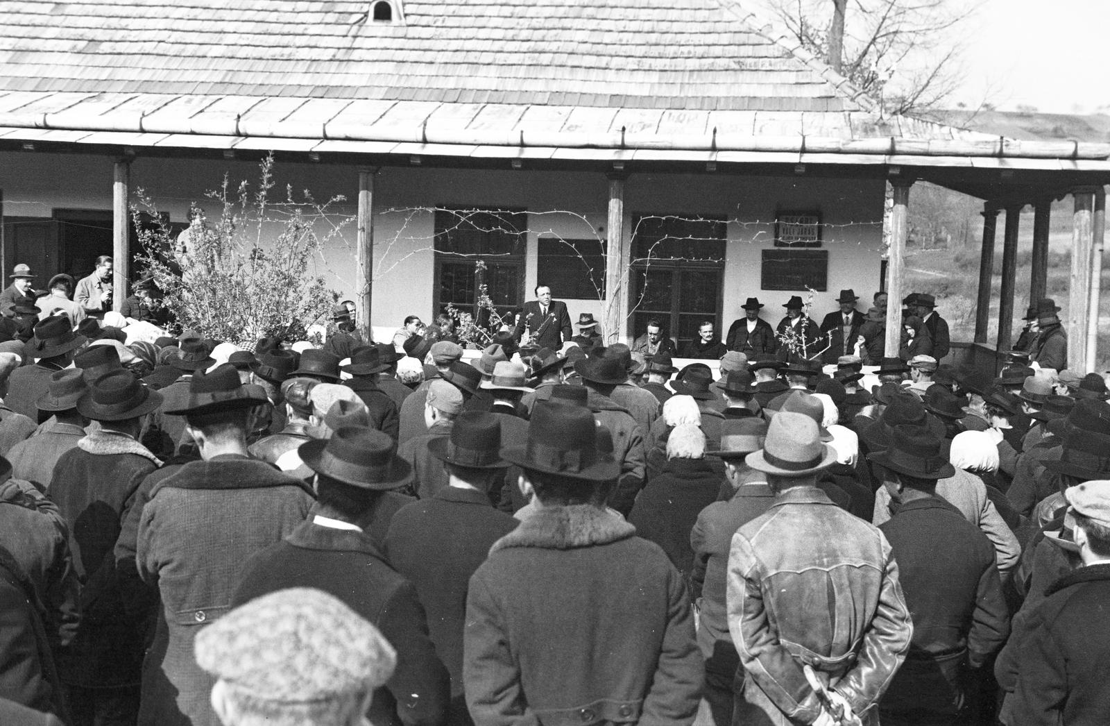 1939, Inkey Tibor, mass, back, men, Fortepan #306340