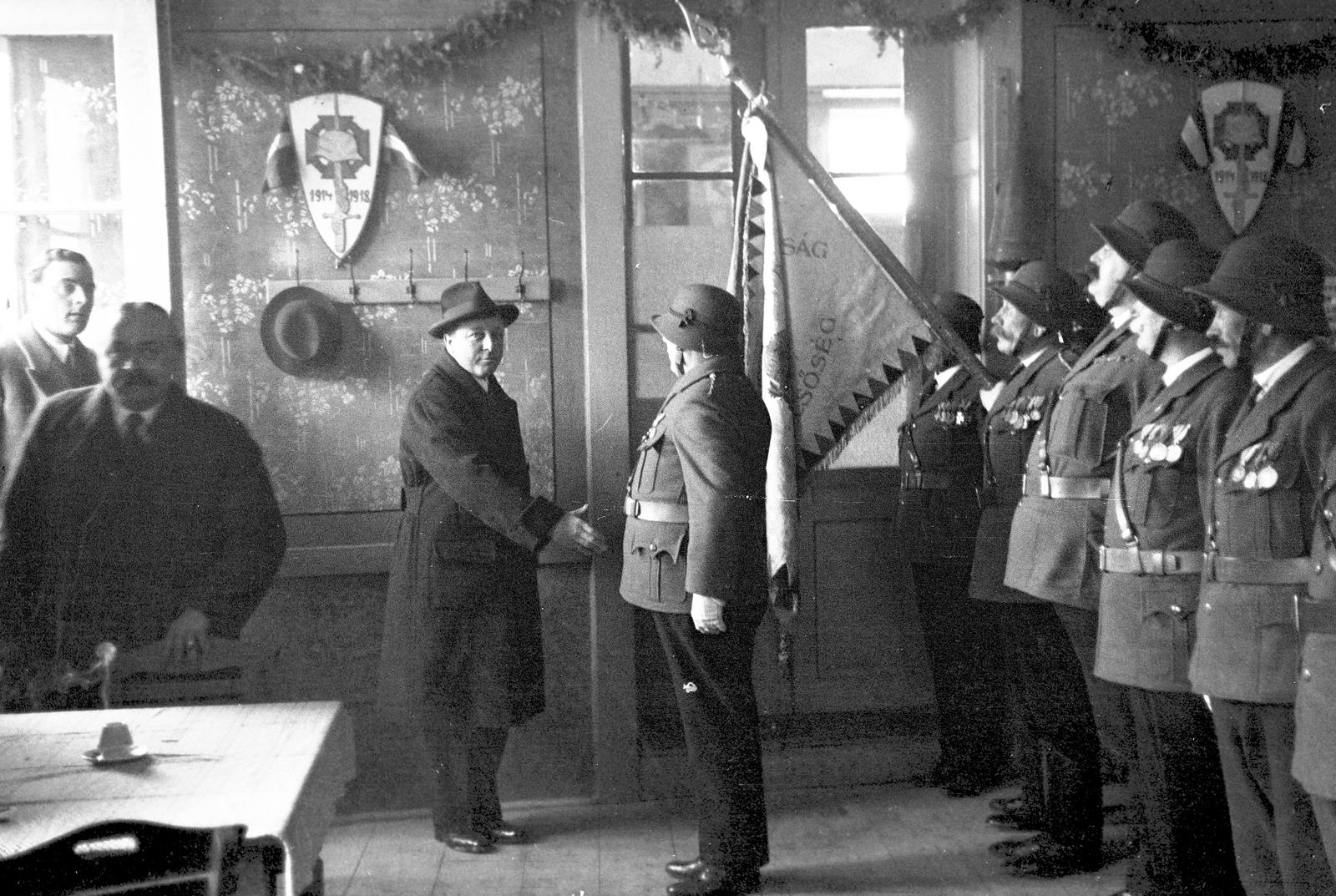 1939, Inkey Tibor, soldier, handshake, medal, flag, Fortepan #306346