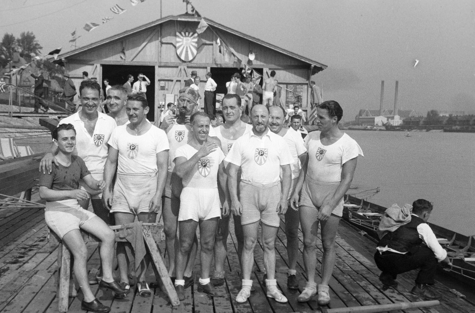 1939, Inkey Tibor, Best of, leselkedő, zászlódísz, álbajusz, címer, sportmez, férfiak, csoportkép, fejfedő, sportcipő, csónakház, társaság, Fortepan #306377