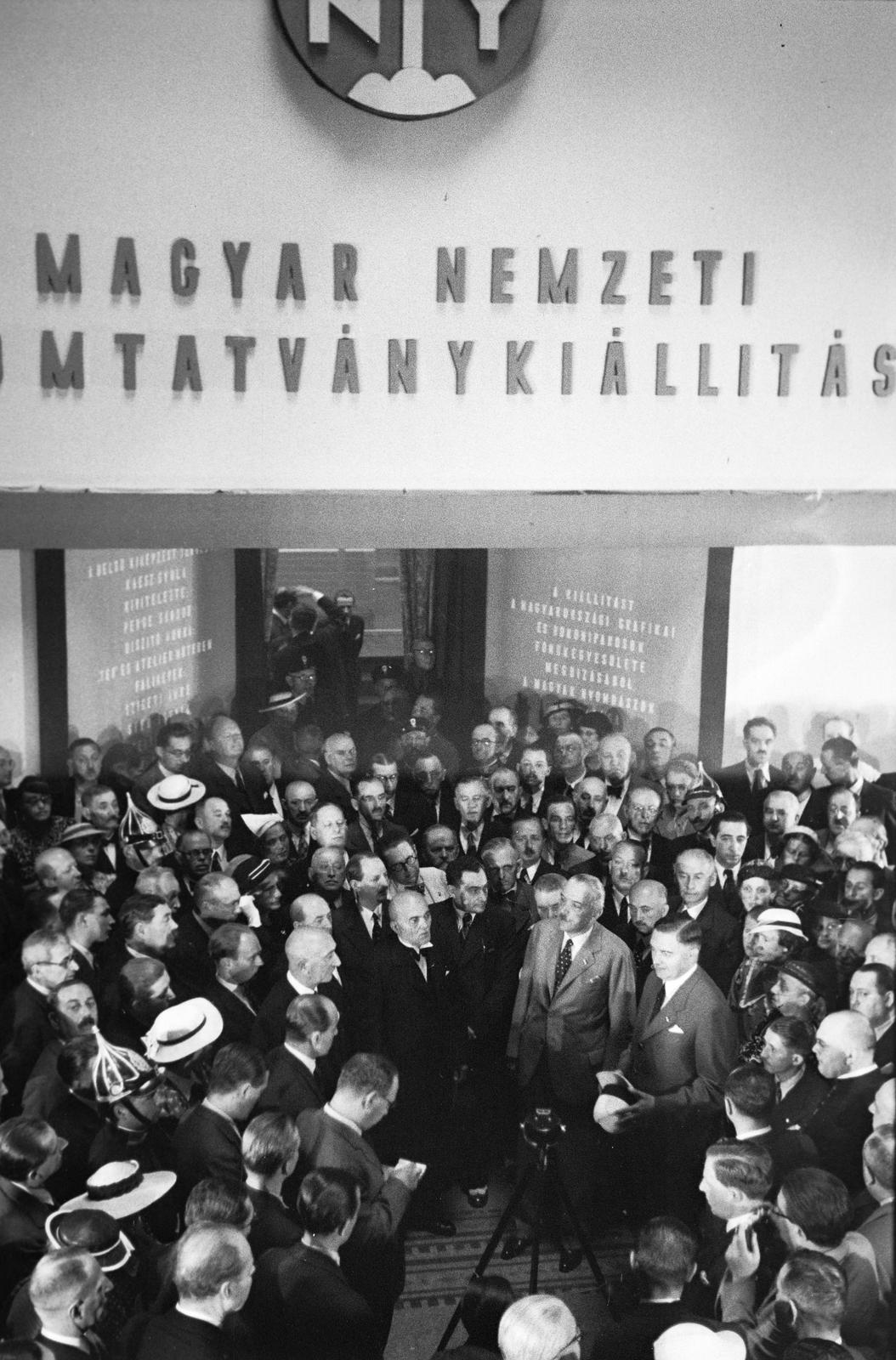 Magyarország, Budapest XIV., Műcsarnok, középen a mikrofonnál Bornemisza Géza iparügyi miniszter (kalappal a kezében) megnyitja a Magyar Nemzeti Nyomtatvány Kiállítást., 1937, Inkey Tibor, filmforgatás, felülnézet, mikrofon, megnyitó ünnepség, Budapest, Fortepan #306431