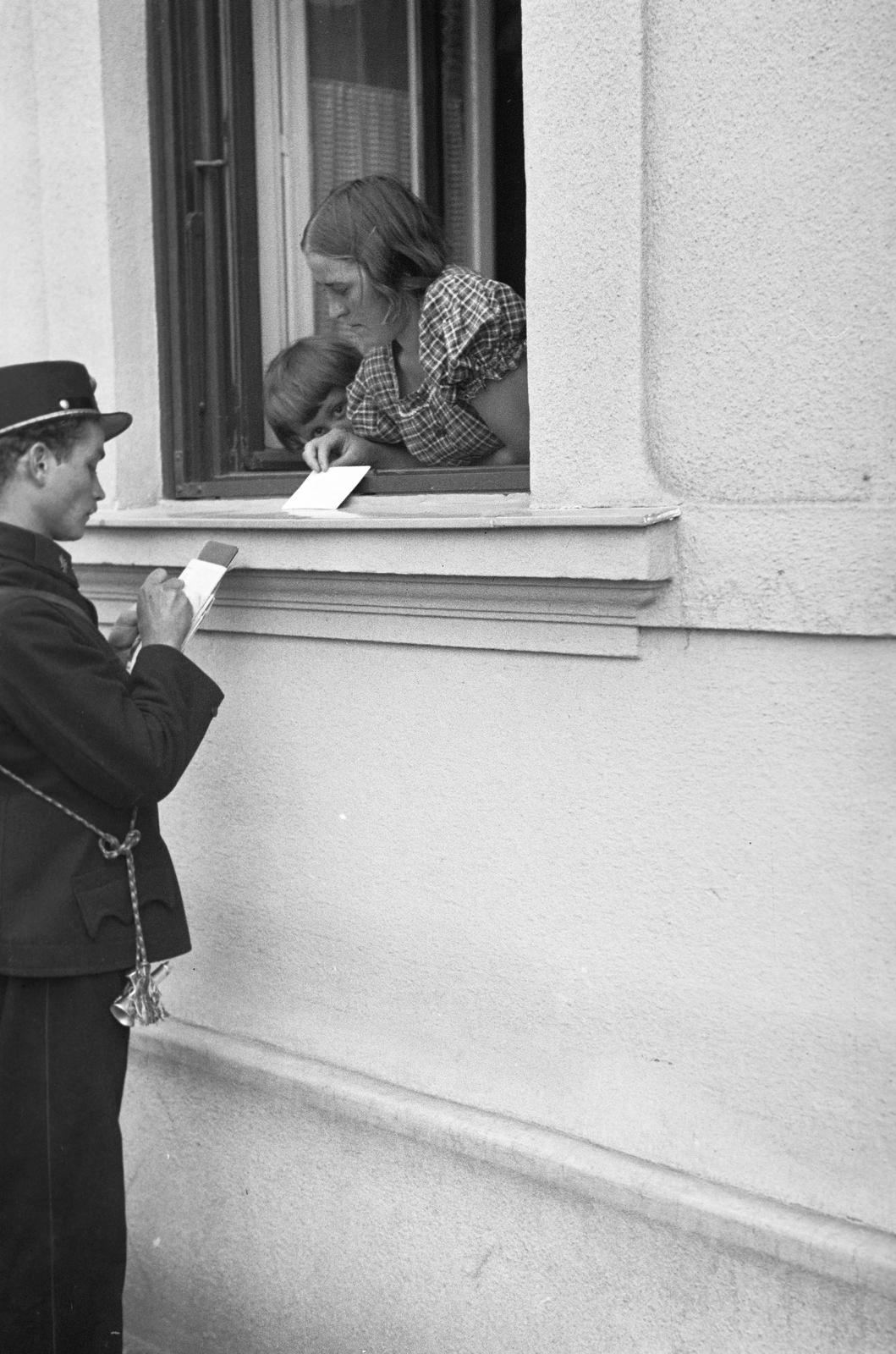 Magyarország, Budapest XIX., postás Kispest külterületén., 1937, Inkey Tibor, életkép, ablakon kihajolni, postás, Budapest, Fortepan #306455