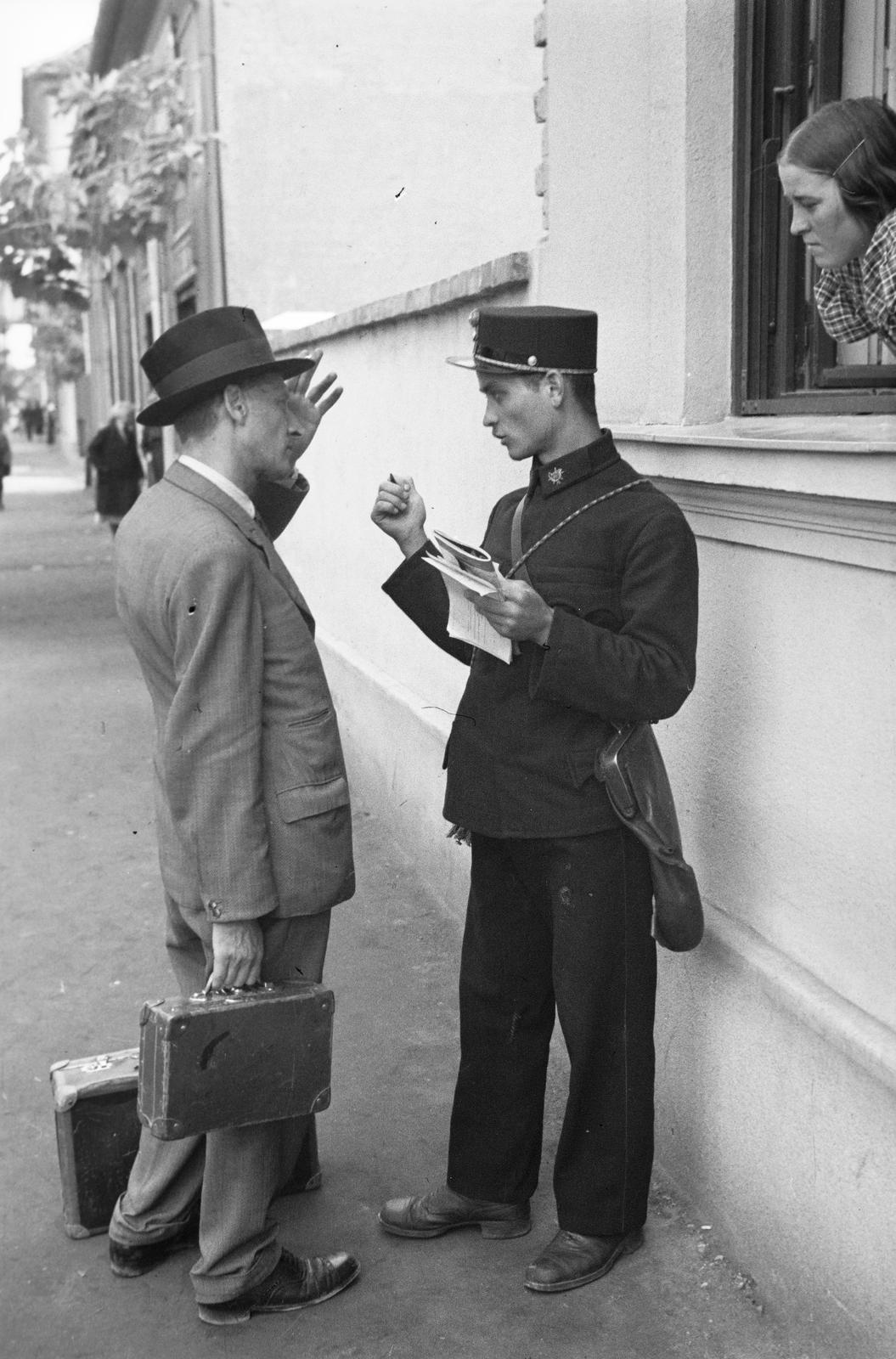 Magyarország, Budapest XIX., postás Kispest külterületén., 1937, Inkey Tibor, Best of, kézitáska, poggyász, életkép, ablakon kihajolni, beszélgetés, postás, Budapest, Fortepan #306456