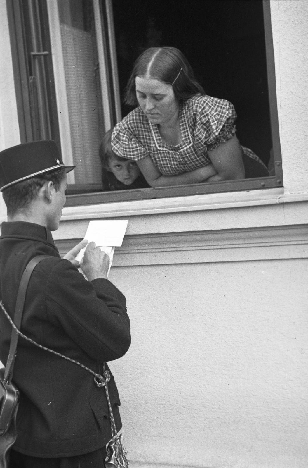 Magyarország, Budapest XIX., postás Kispest külterületén., 1937, Inkey Tibor, ablakon kihajolni, Budapest, Fortepan #306457