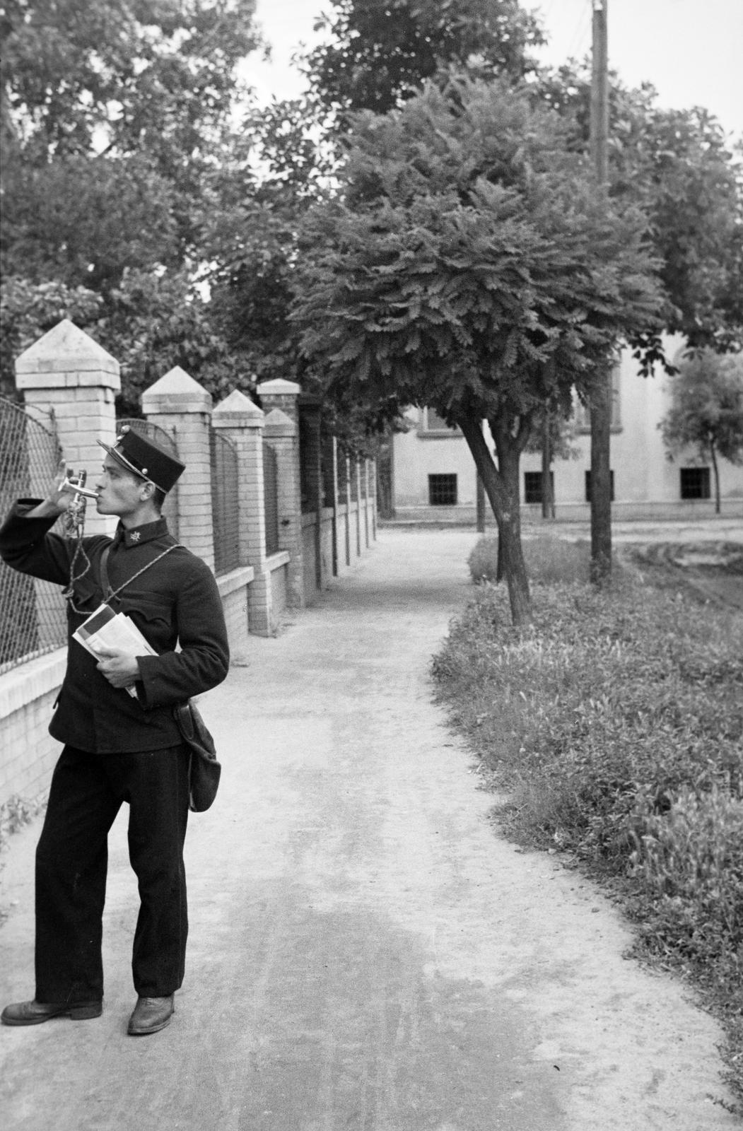 Magyarország, Budapest XIX., Kispest külterületein a kertes házakban a posta kézbesítése nagy időveszteséggel járt, ezért újból életbe léptették a postakürtök használatát., 1937, Inkey Tibor, postás, síp, Budapest, Fortepan #306458