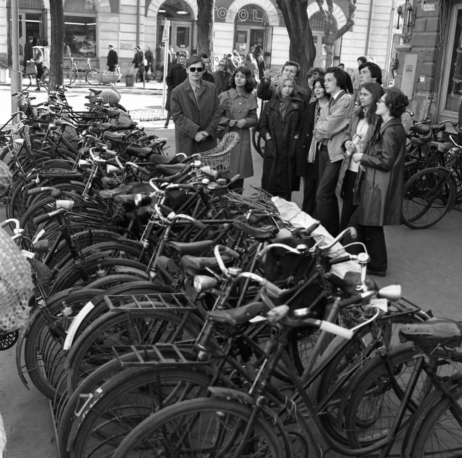 Hungary, Cegléd, Kossuth tér., 1972, Urbán Tamás, bicycle, bicycle holder, Fortepan #30651