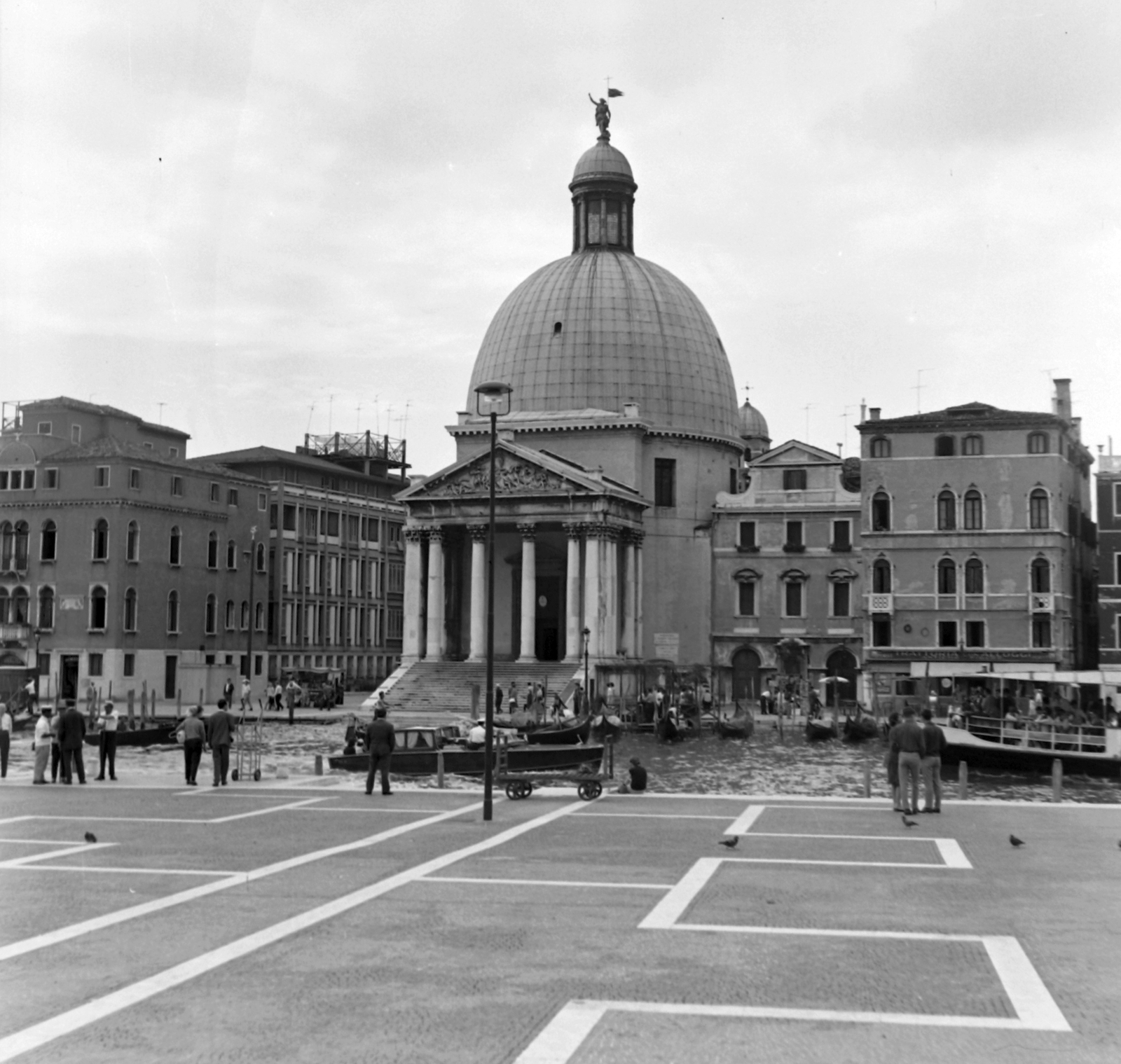 Olaszország, Velence, a Főpályaudvar előtti tér, szemben a Canal Grande túlpartján a San Simeone Piccolo-templom., 1967, Fortepan, templom, kupola, Fortepan #30661