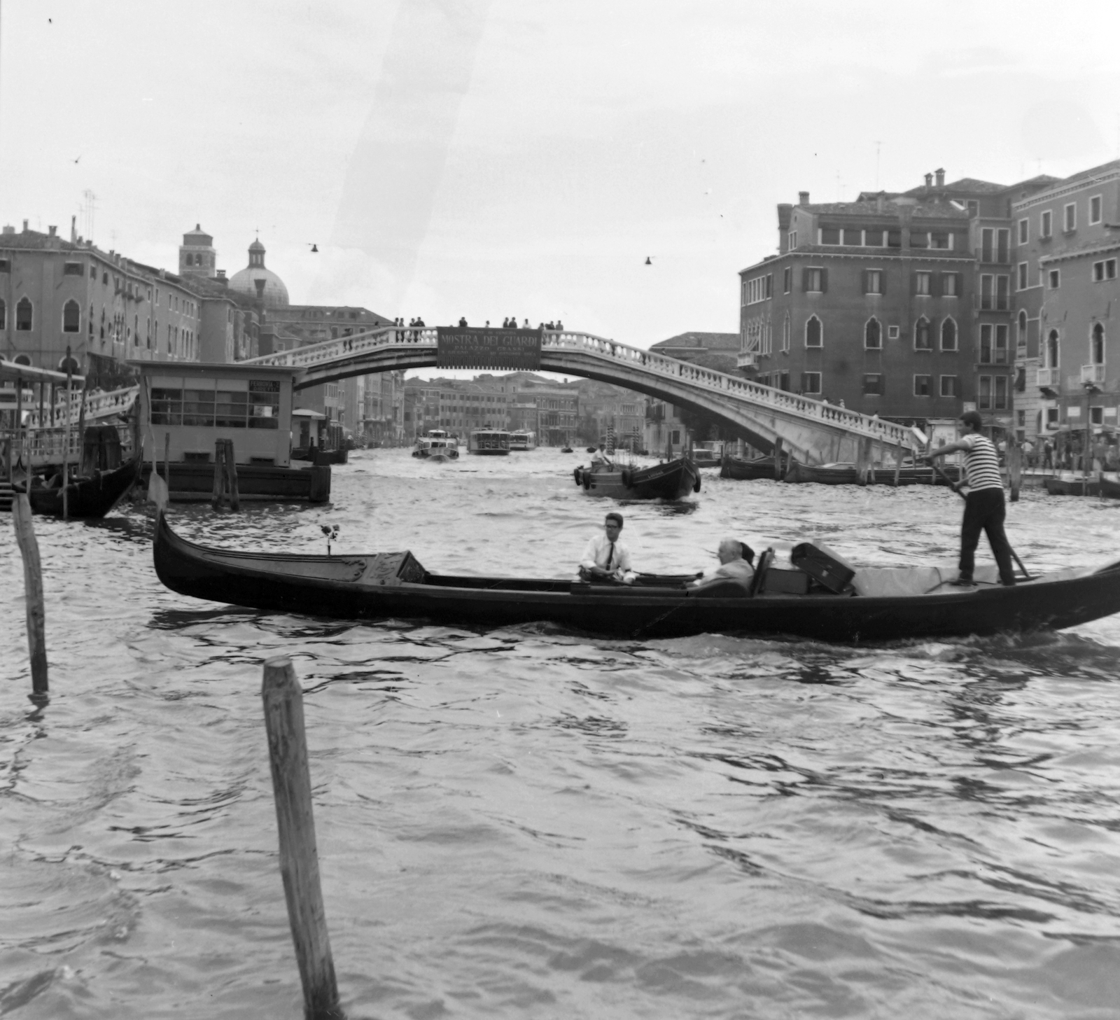 Olaszország, Velence, Canal Grande, Ponte degli Scalzi., 1967, Fortepan, gondola, csatorna, kőhíd, ívhíd, Eugenio Miozzi-terv, Fortepan #30662