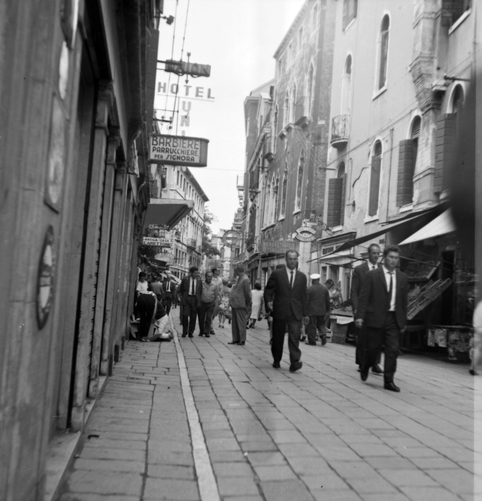 Italy, Venice, Rio Tera Lista de Spagna., 1967, Fortepan, street view, hotel, genre painting, hairdresser, barber, Fortepan #30666