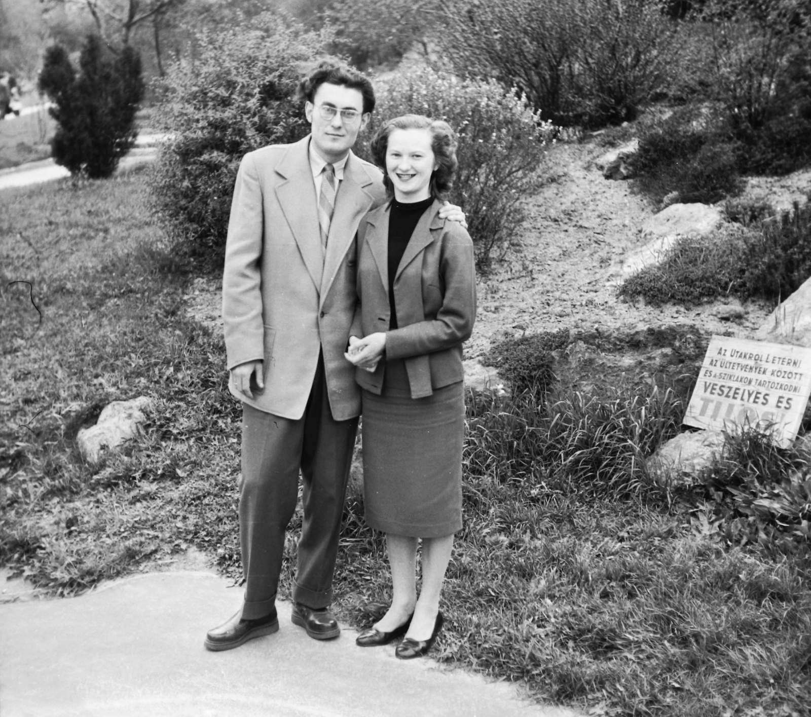 Hungary, 1959, Fortepan, portrait, glasses, man, double portrait, lady, costume, arms around shoulders, Fortepan #30671
