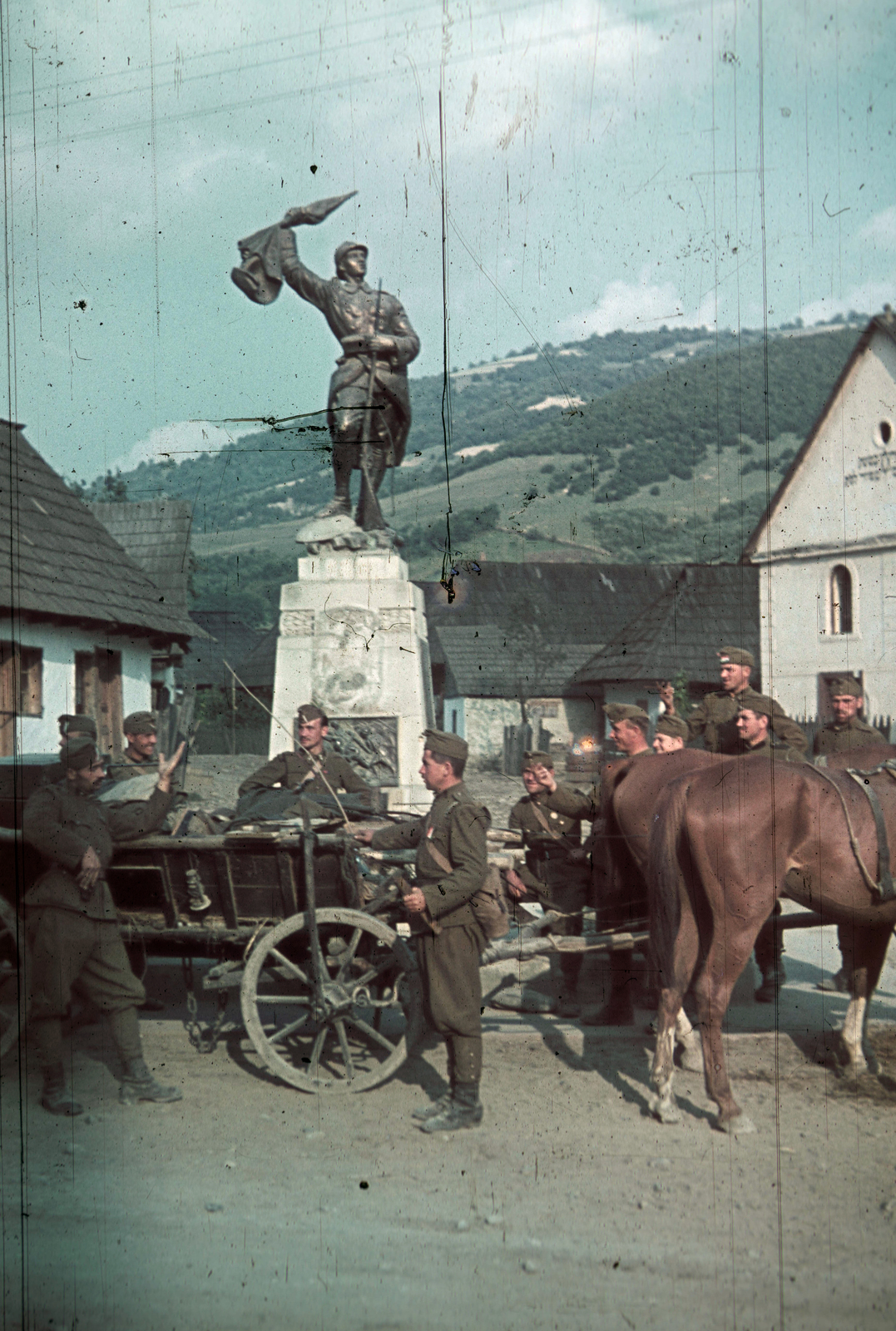 Románia,Erdély, Telcs, Hősök emlékműve a község központjában. A felvétel a magyar csapatok bevonulása idején készült., 1940, Fortepan, színes, ló, szekér, emlékmű, lovaskocsi, életkép, zsinagóga, fogat, katona, zsidóság, Fortepan #3070