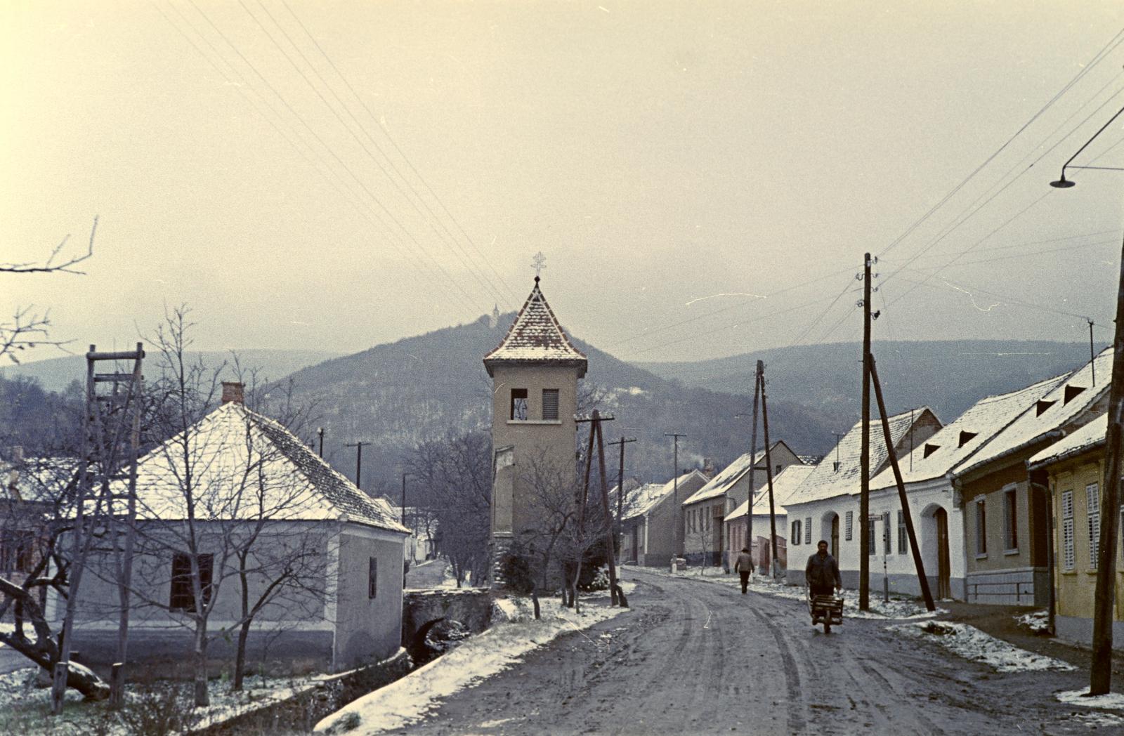 Hungary, Rákóczi utca, Hősök kapuja. A távolban a Szent Vid-hegyen a Szent Vid-kápolna., 1961, Gazda Anikó, Fortepan #307006