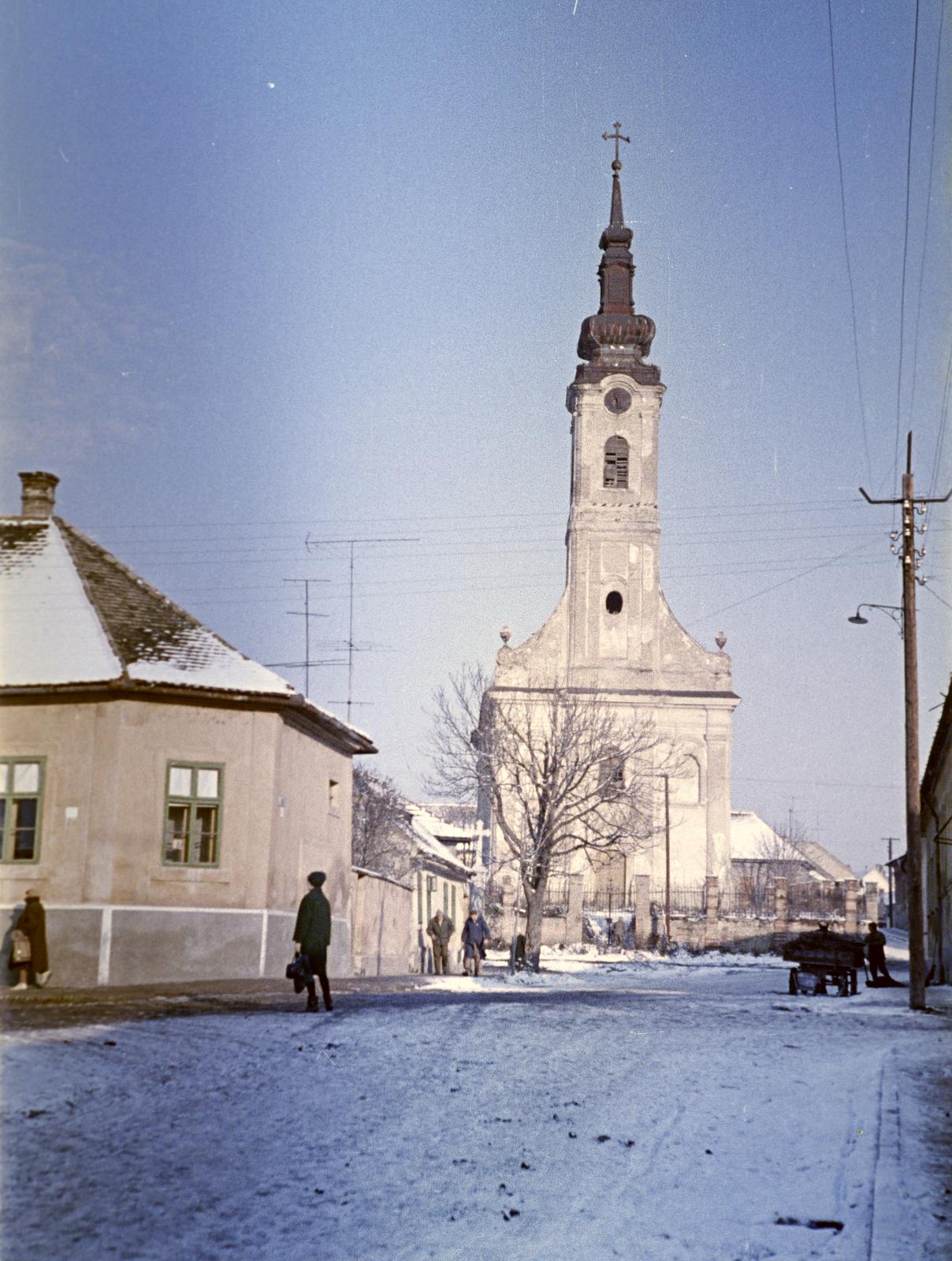 Magyarország, Baja, Miklós utca, háttérben a Szent Miklós görögkeleti templom. Balra a Deszkás utca, jobbra az Árpád utca., 1964, Gazda Anikó, Fortepan #307011
