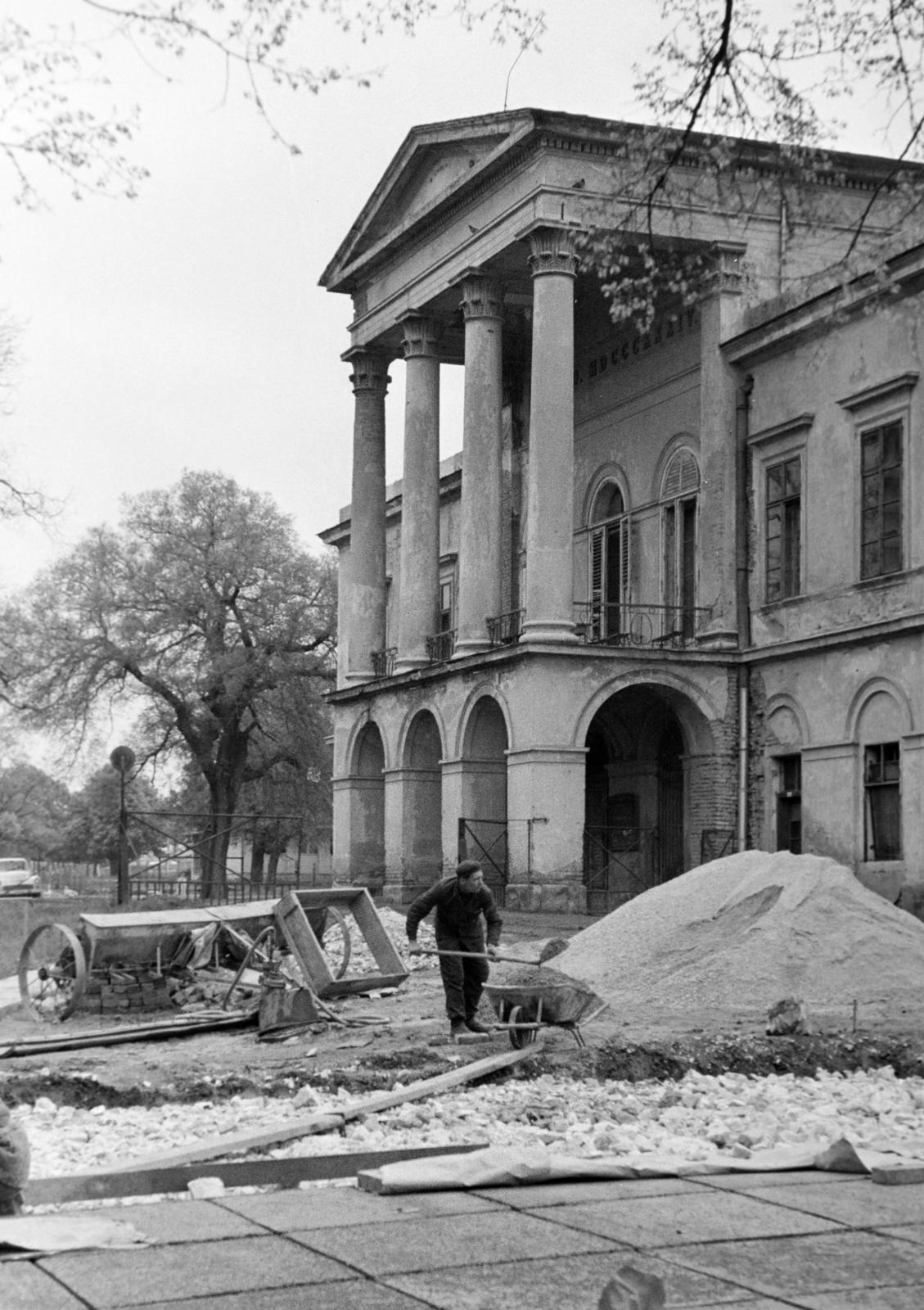 Hungary, Bajna, Gr. Sándor Móric utca, Sándor-Metternich kastély (Hild József)., 1965, Gazda Anikó, Fortepan #307018
