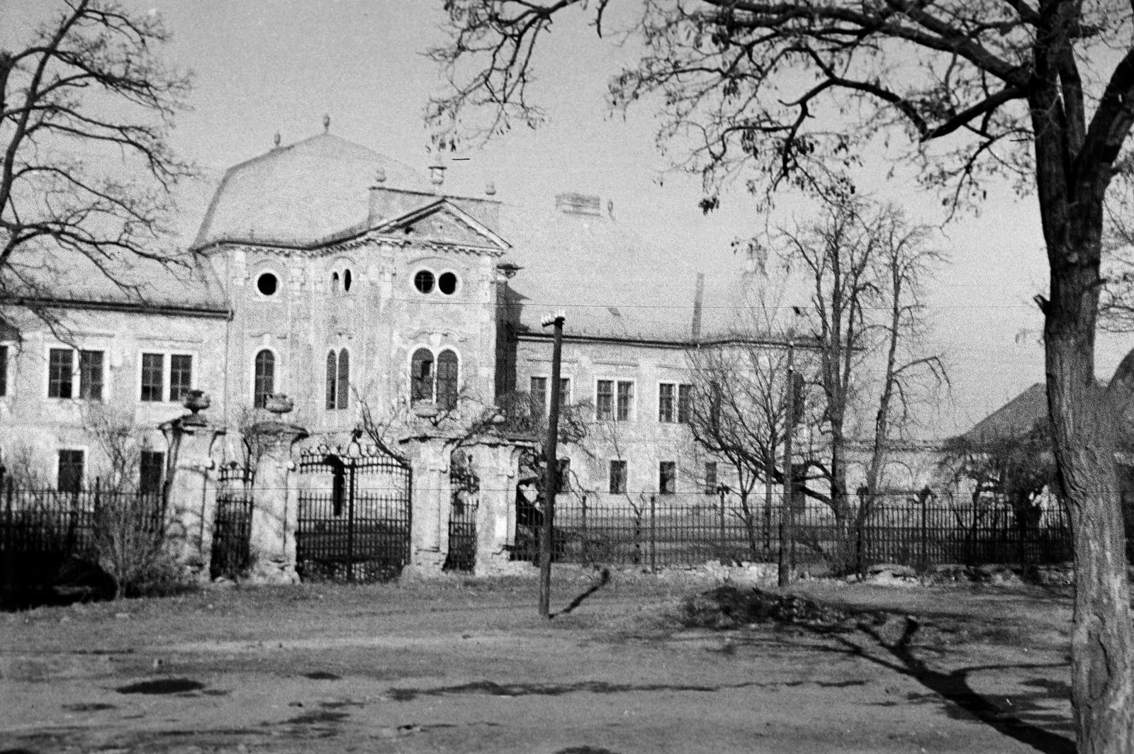 Magyarország, Szécsény, Ady Endre utca, Forgách kastély., 1960, Gazda Anikó, kovácsoltvas kerítés, kovácsoltvas kapu, épület, Fortepan #307034