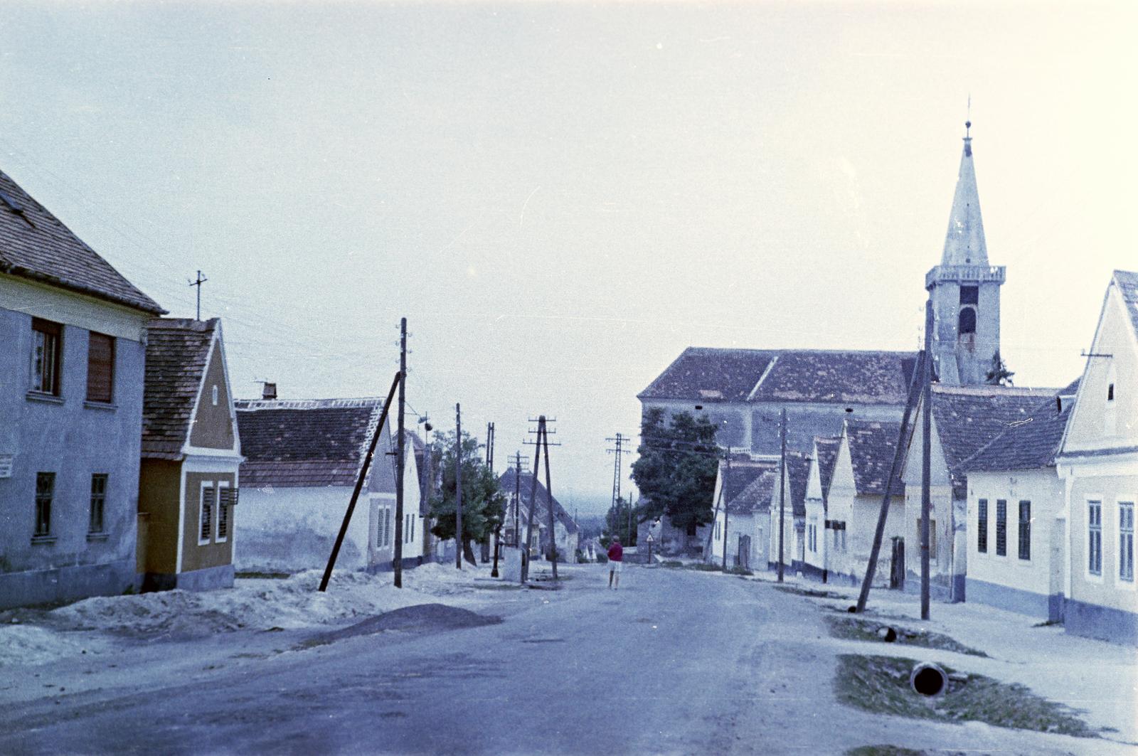 Magyarország, Fertőrákos, Fő utca, jobbra az Urunk Mennybemenetele-templom., 1960, Gazda Anikó, vizesárok, színes, templom, Fortepan #307046
