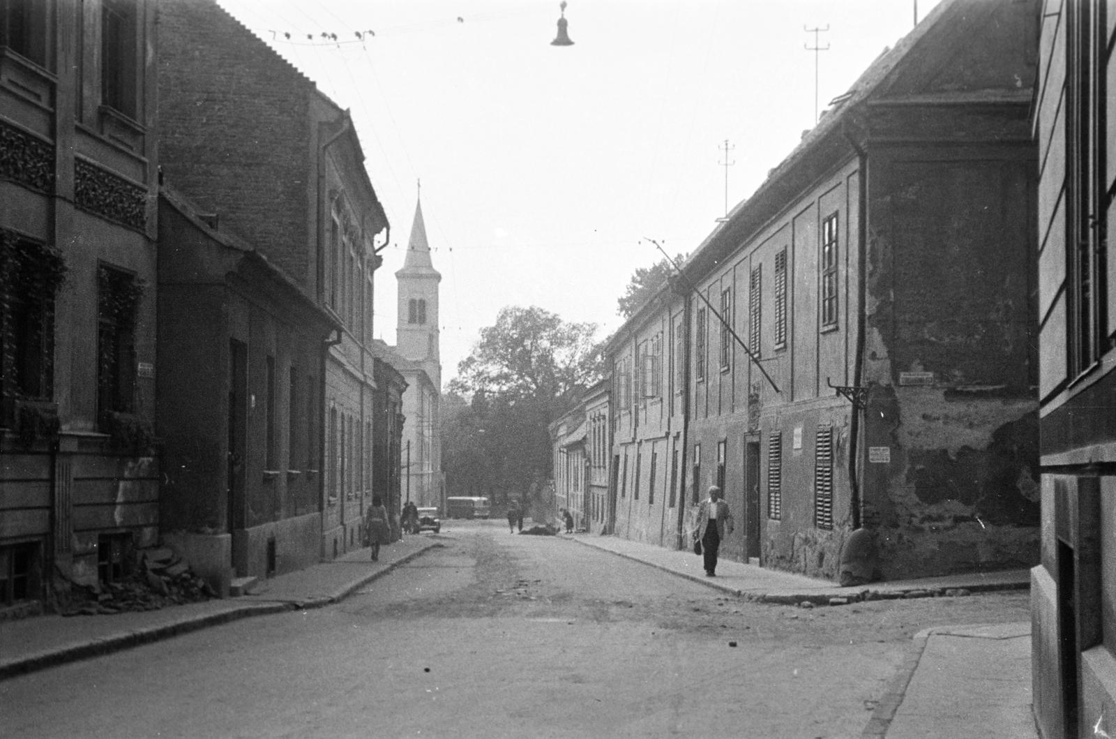 Magyarország, Pécs, Apáca (Geisler Eta) utca, szemben a Miasszonyunk zárdatemplom. Jobbra a Vörösmarty utca torkolata., 1958, Gazda Anikó, lakóház, templomtorony, Fortepan #307051
