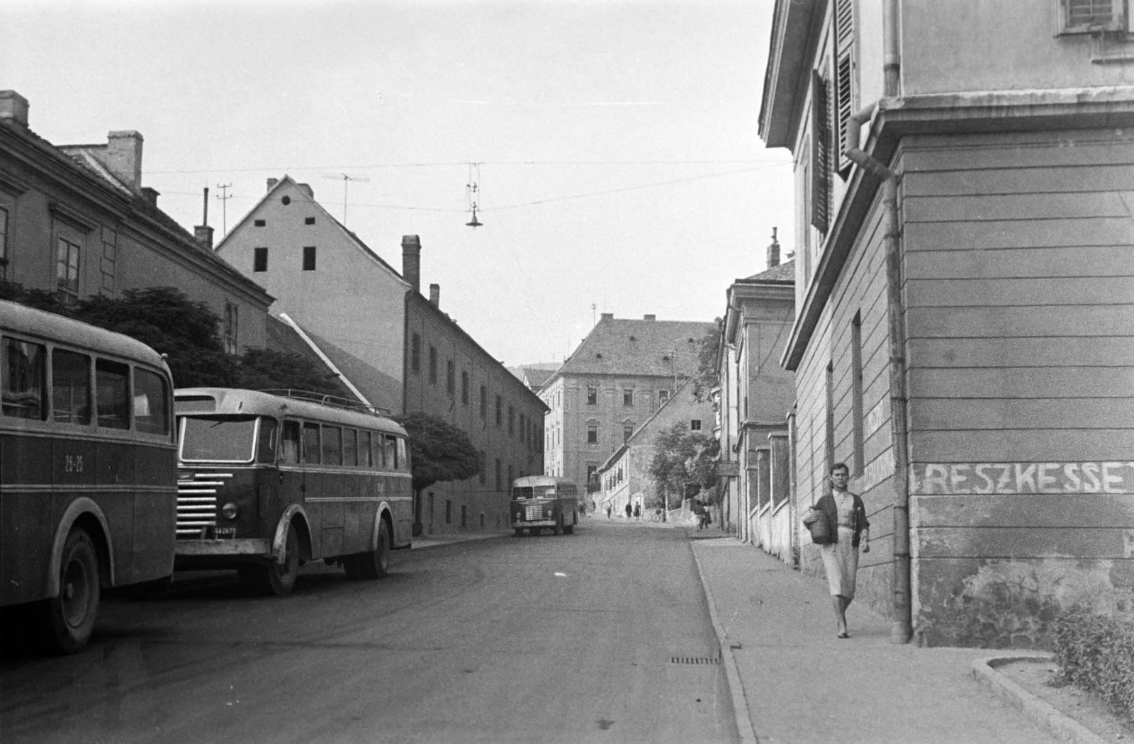 Magyarország, Pécs, Hunyadi János utca, a felvétel a Megye köz torkolatánál álló háznál készült., 1958, Gazda Anikó, Best of, felirat, graffiti, utcakép, Ikarus 60, autóbusz, Ikarus-márka, Fortepan #307054
