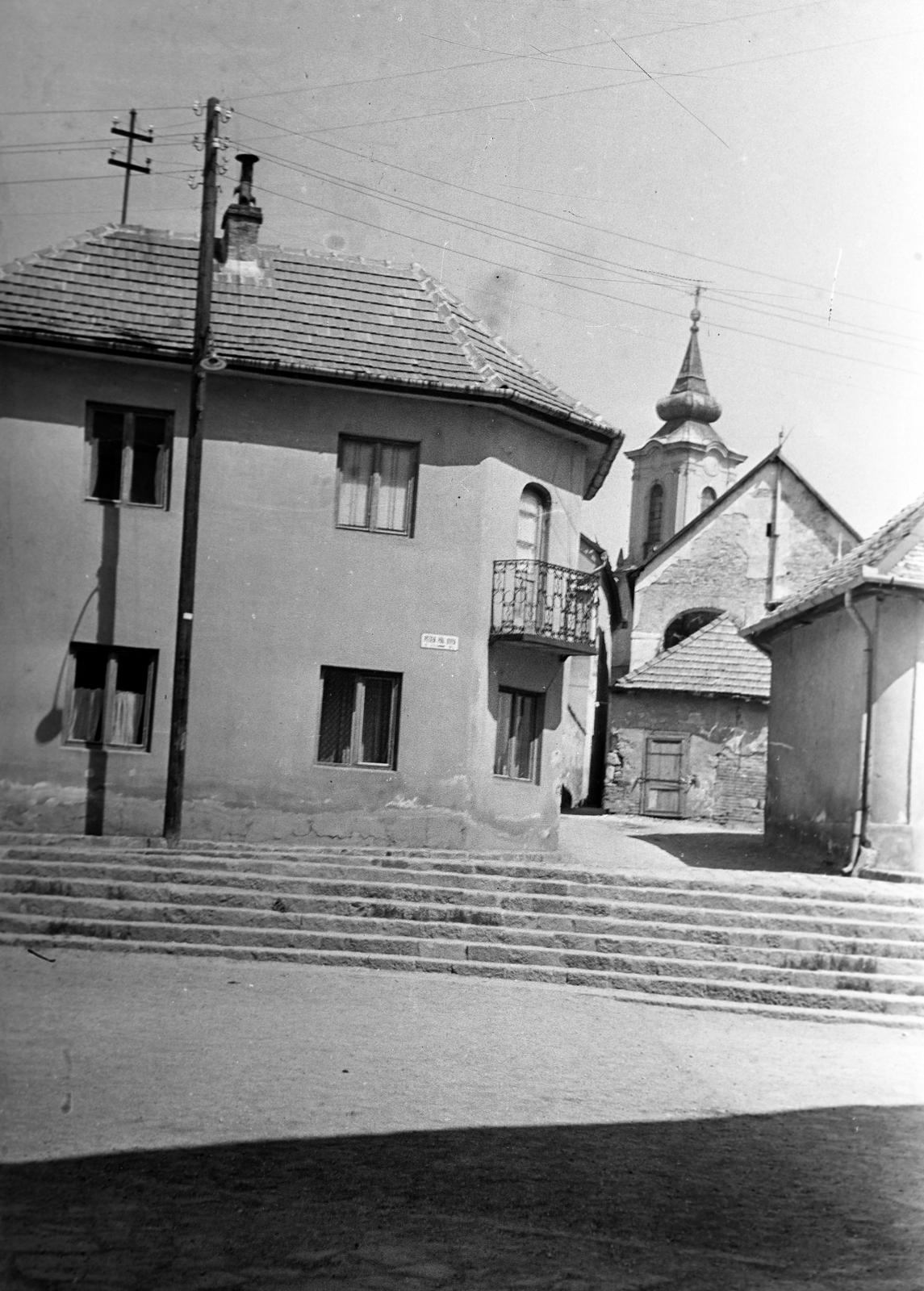 Magyarország, Szentendre, a felvétel a Szent Péter-Pál-templom előtt készült. Szemben a Péter Pál utca - Török köz sarkán álló házak látszanak. A háztetők felett a Blagovesztenszka görögkeleti templom tornya., 1966, Gazda Anikó, Fortepan #307057