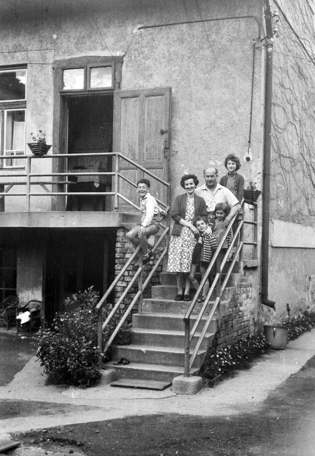 Magyarország, 1960, Gazda Anikó, korláton ülni, család, lépcső, Fortepan #307062
