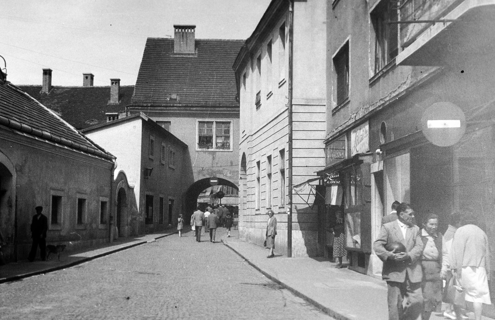 Magyarország, Miskolc, Rákóczi Ferenc utca, a Sötétkapu a Széchenyi István utca felé vezet, ahol a Kossuth Lajos utca sarkán a Pannónia Szálló és az Állami Áruház épülete látható., 1958, Gazda Anikó, útjelző tábla, Fortepan #307065