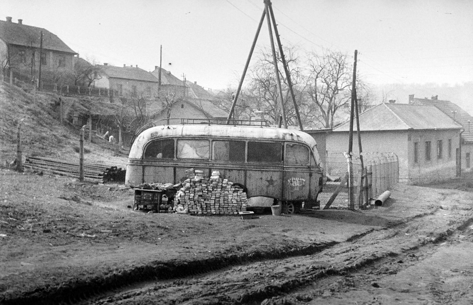 Magyarország, Salgótarján, jobbra a Pécskő út, balra fent a József Attila út házai a Rákóczi út felé nézve. A felvétel a pécskődombi (kopaszdombi) cigánytelepen készült., 1958, Gazda Anikó, vörös csillag, tégla, tűzhely, MÁVAUT-szervezet, lakóbusz, Fortepan #307070