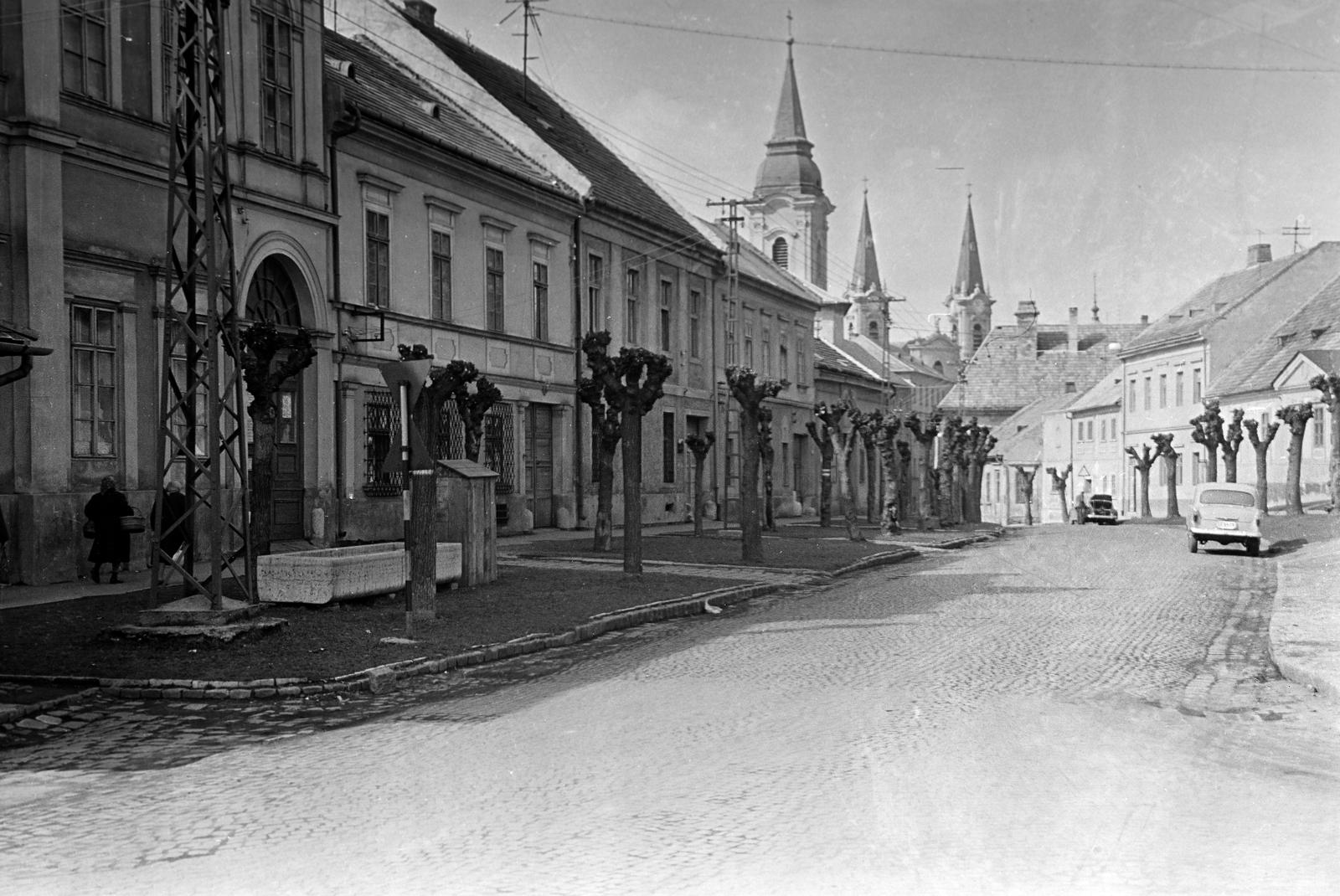 Hungary, Esztergom, Pázmány Péter utca (ekkor Bajcsy-Zsilinszky út) a 11-es főút felől, a kép balszélén a Főszékesegyházi Könyvtár (Bibliothéka) épülete. Háttérben a Szatmári Irgalmasnővérek Zárdatemploma és a Loyolai Szent Ignác-templom., 1961, Gazda Anikó, Fortepan #307077