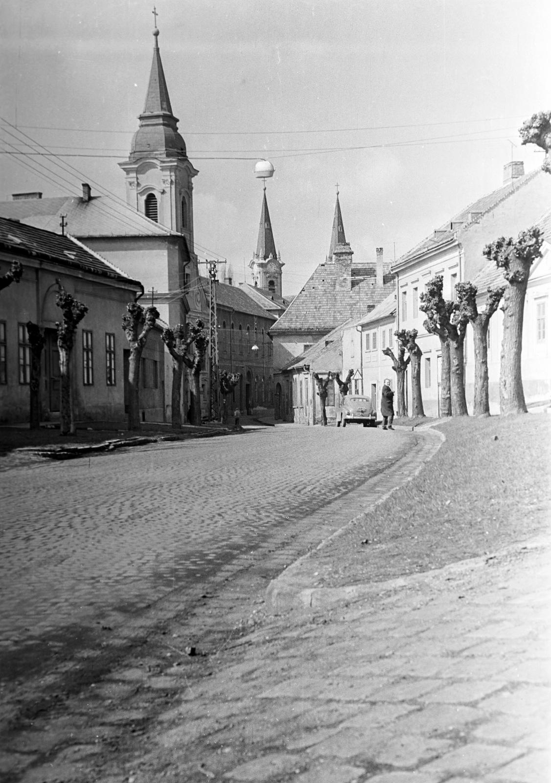 Hungary, Esztergom, Pázmány Péter utca (ekkor Bajcsy-Zsilinszky út) a 11-es főút felől, háttérben a Szatmári Irgalmasnővérek Zárdatemploma és a Loyolai Szent Ignác-templom., 1961, Gazda Anikó, Fortepan #307079