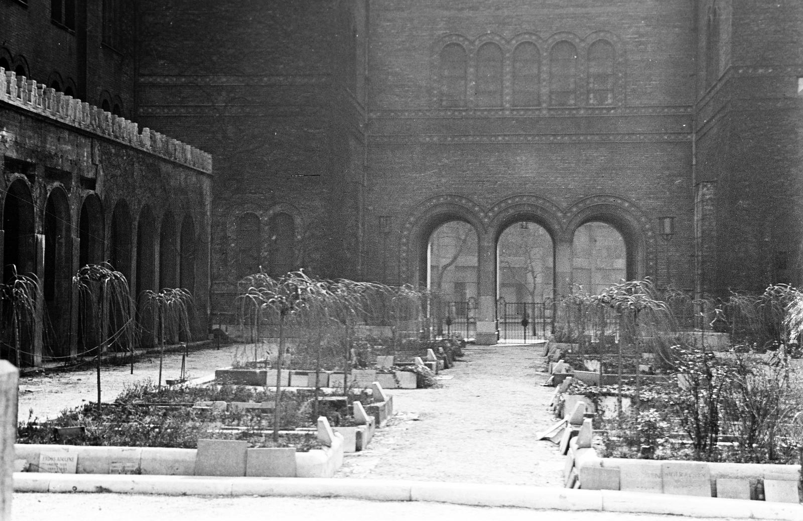 Hungary, Budapest VII., Dohány utcai zsinagóga, Hősök sírkertje, háttérben a Dohány utca., 1961, Gazda Anikó, Budapest, Fortepan #307080