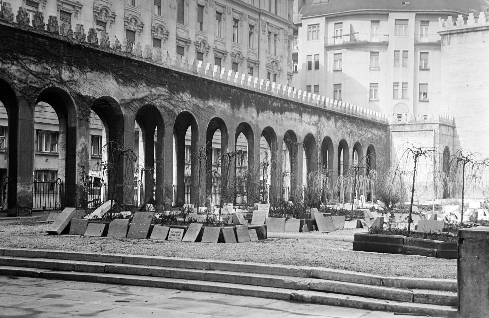Magyarország, Budapest VII., Dohány utcai zsinagóga Hősök sírkertje, háttérben a Wesswlényi utca, jobbra a Hősök Temploma., 1961, Gazda Anikó, Budapest, Fortepan #307081