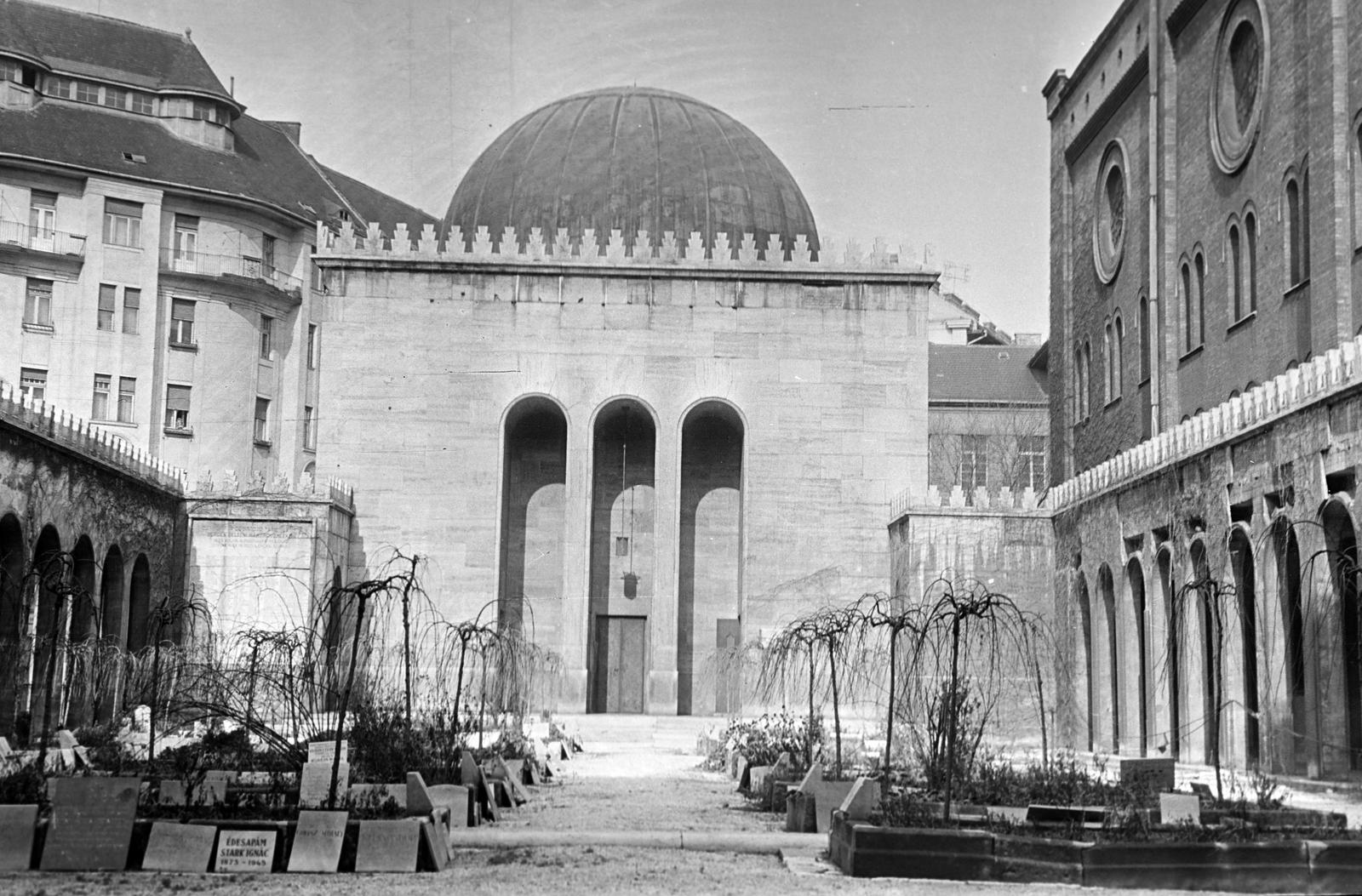 Hungary, Budapest VII., Dohány utcai zsinagóga, Hősök sírkertje, szemben a Hősök Temploma., 1961, Gazda Anikó, Budapest, Fortepan #307082